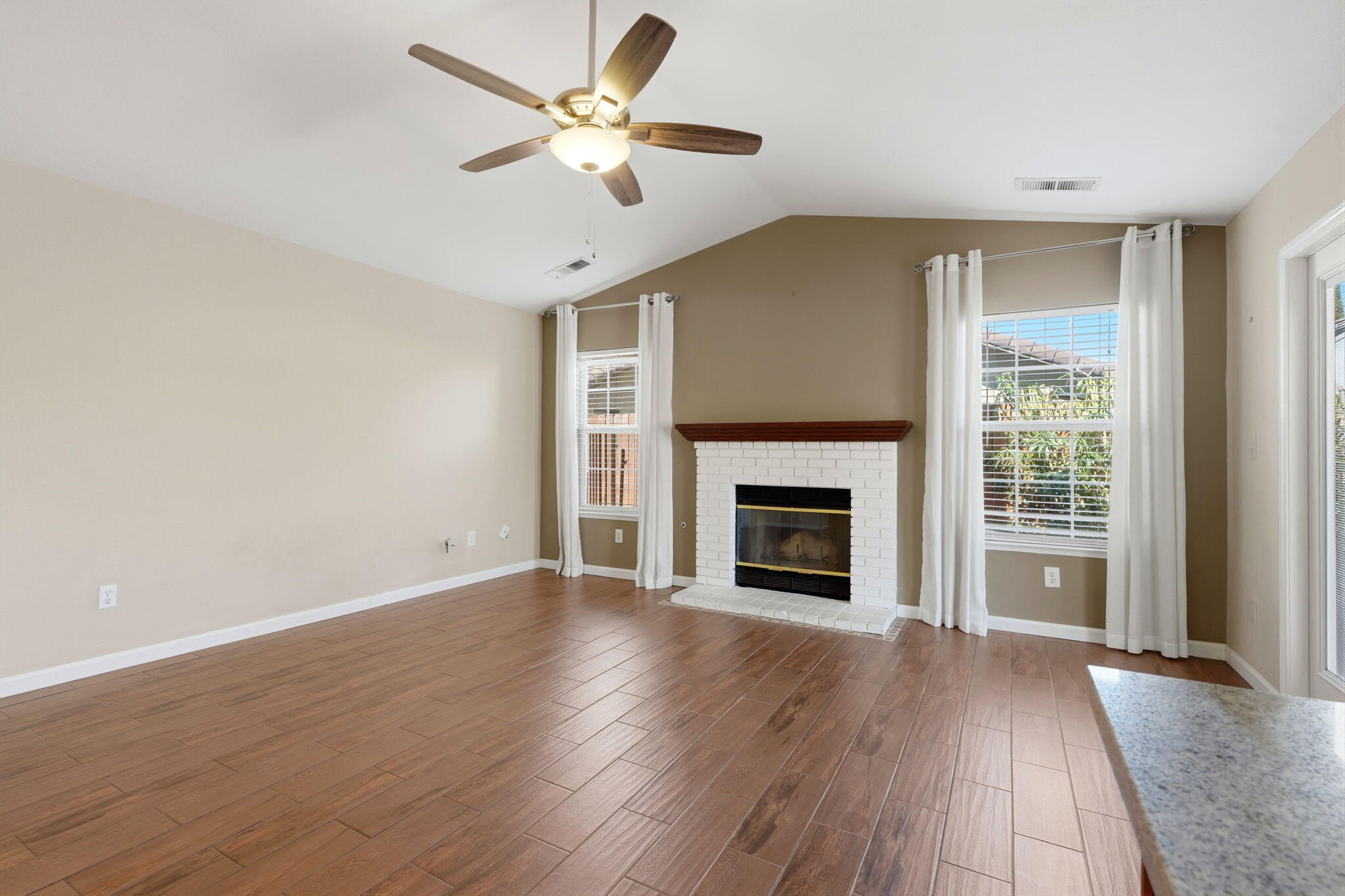 702 Montecito Ct, Lemoore, CA 93245