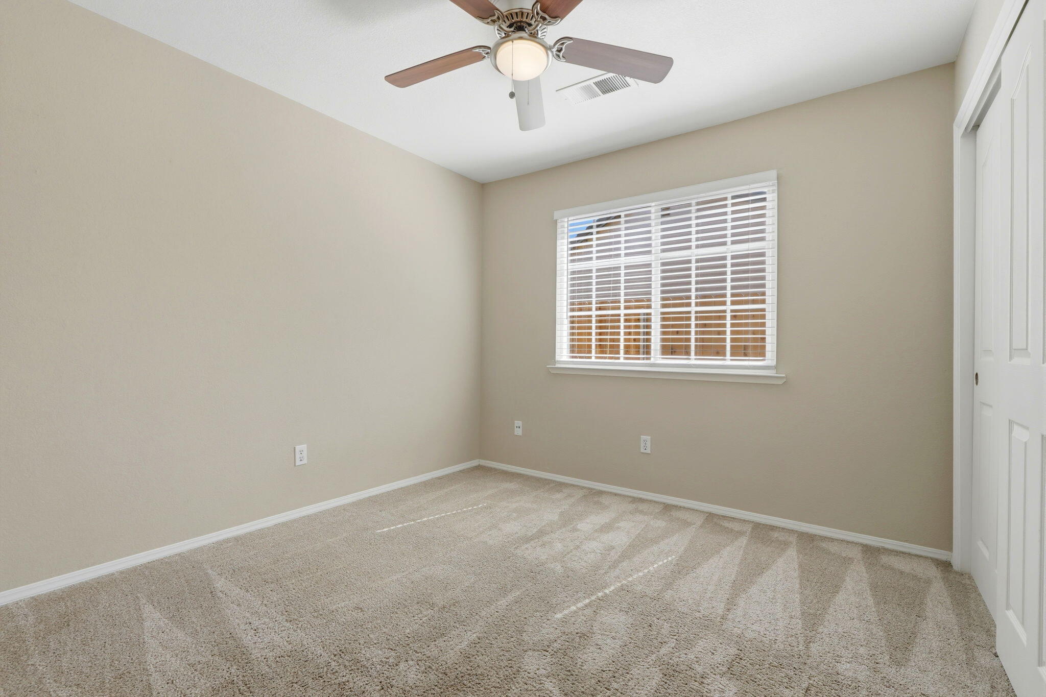 702 Montecito Ct, Lemoore, CA 93245