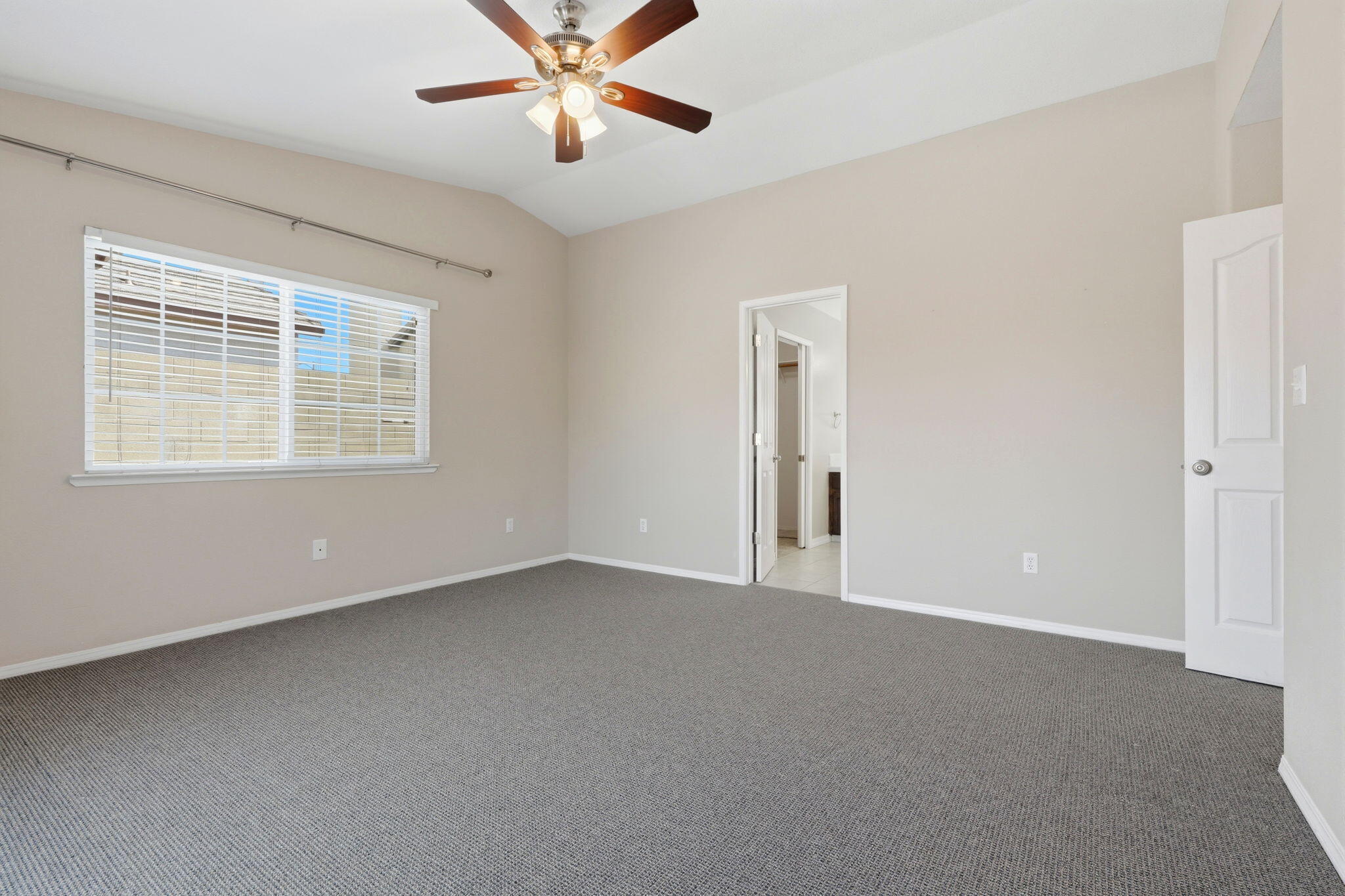 702 Montecito Ct, Lemoore, CA 93245