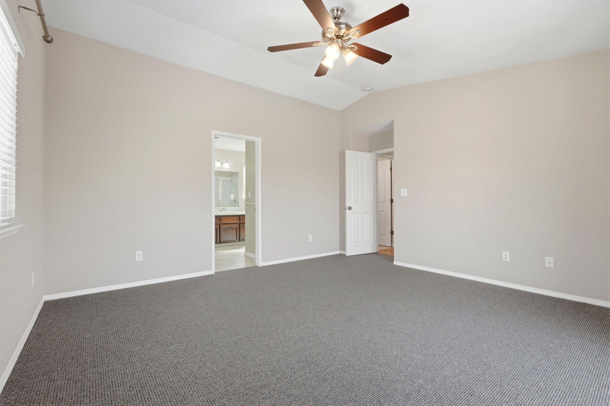 702 Montecito Ct, Lemoore, CA 93245