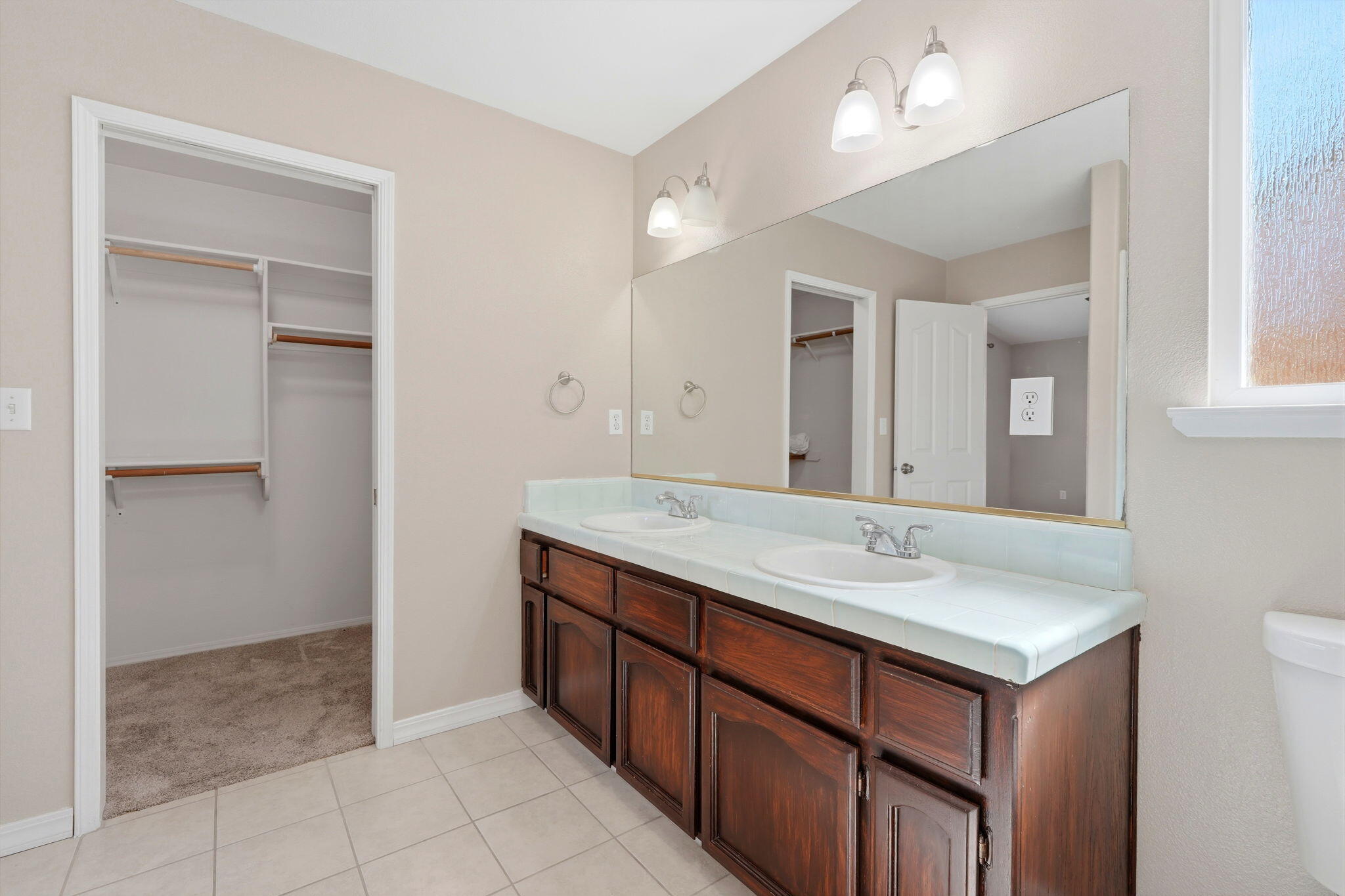 702 Montecito Ct, Lemoore, CA 93245