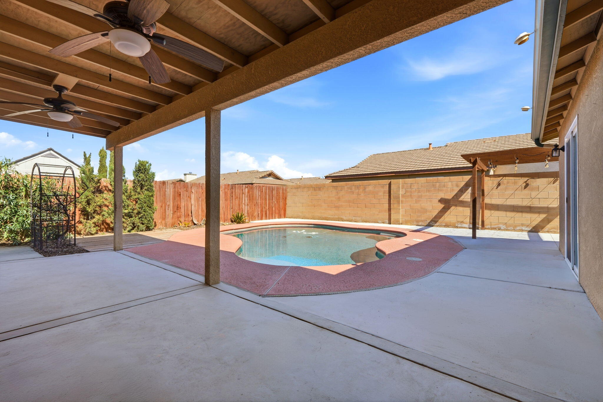 702 Montecito Ct, Lemoore, CA 93245