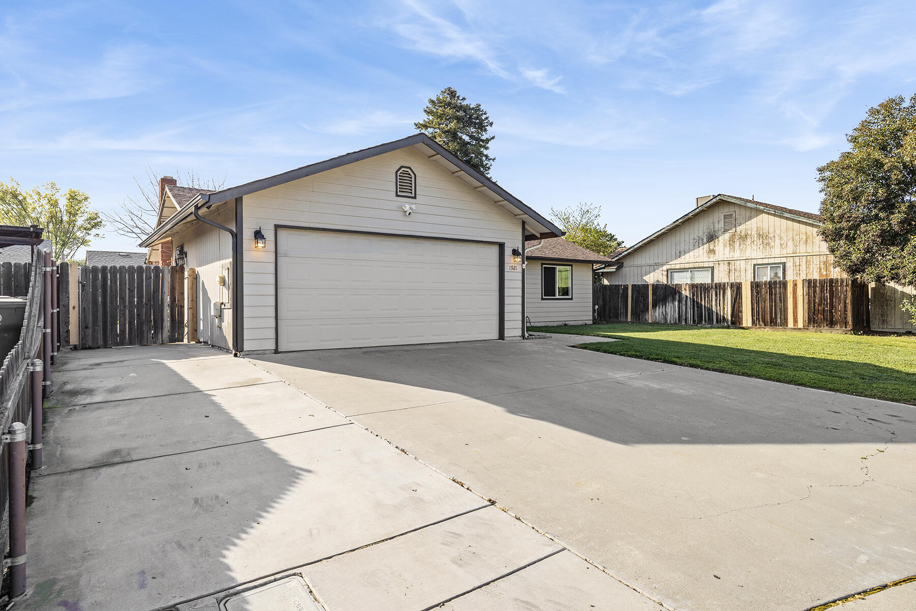 1921 S Irwin St, Tulare, CA 93274