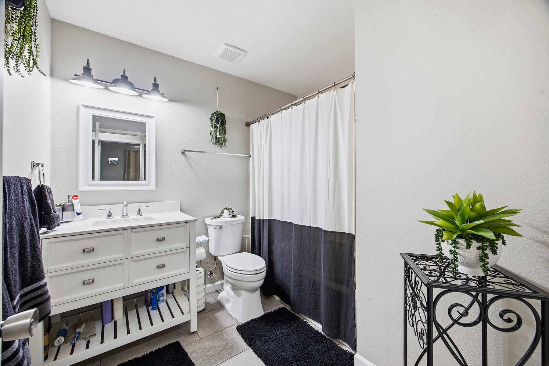 1921 S Irwin St, Tulare, CA 93274