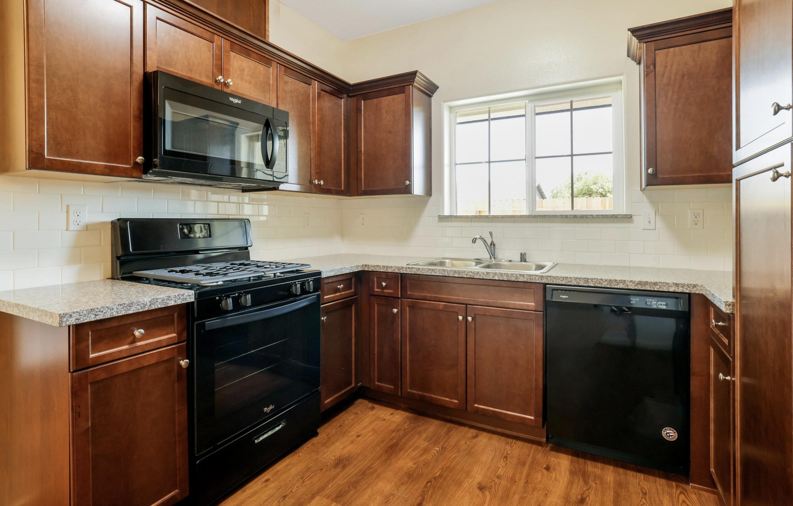 1147 W Putnam Ave, Porterville, CA 93257