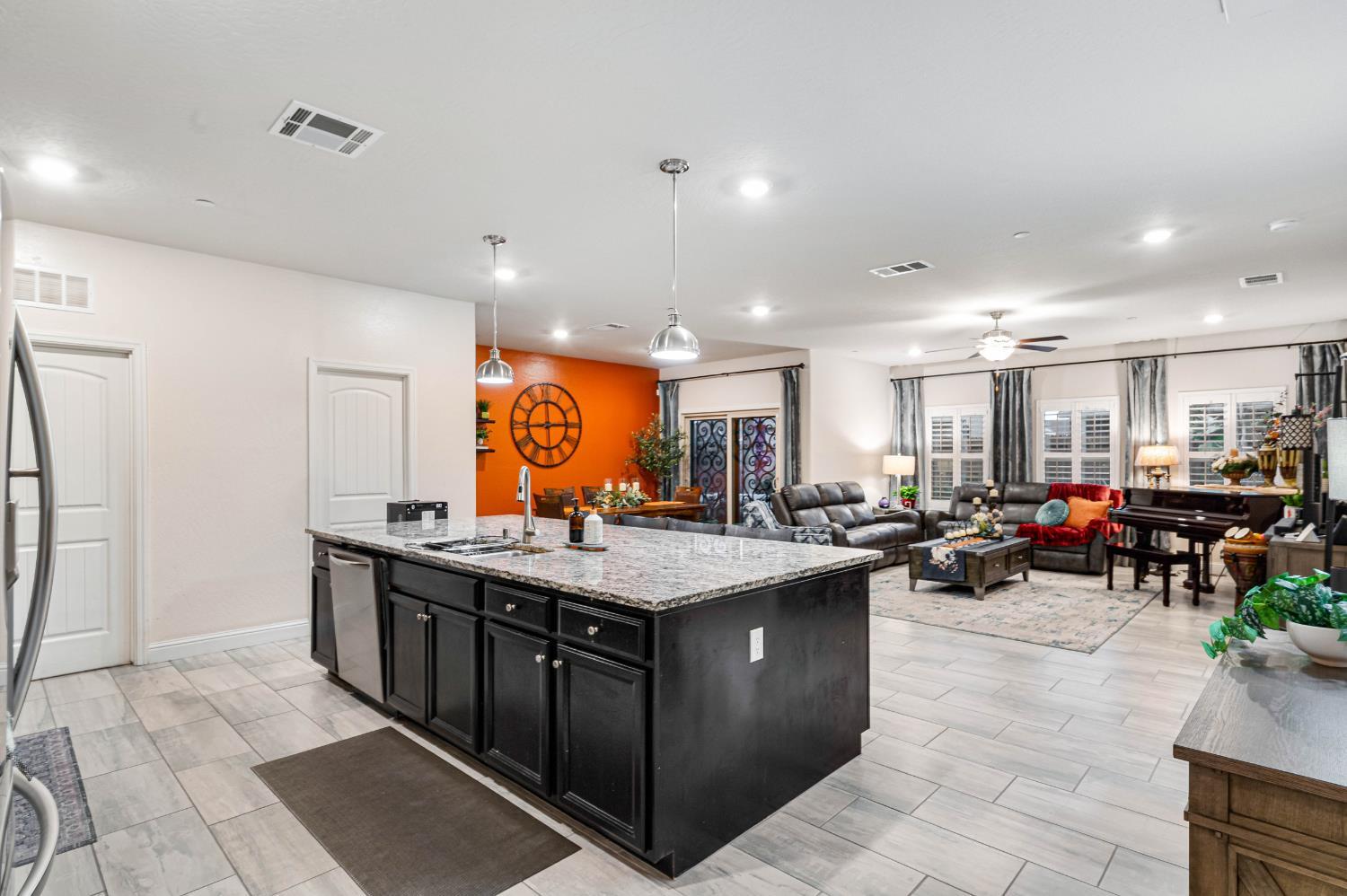 1553 N State St, Fresno, CA 93722