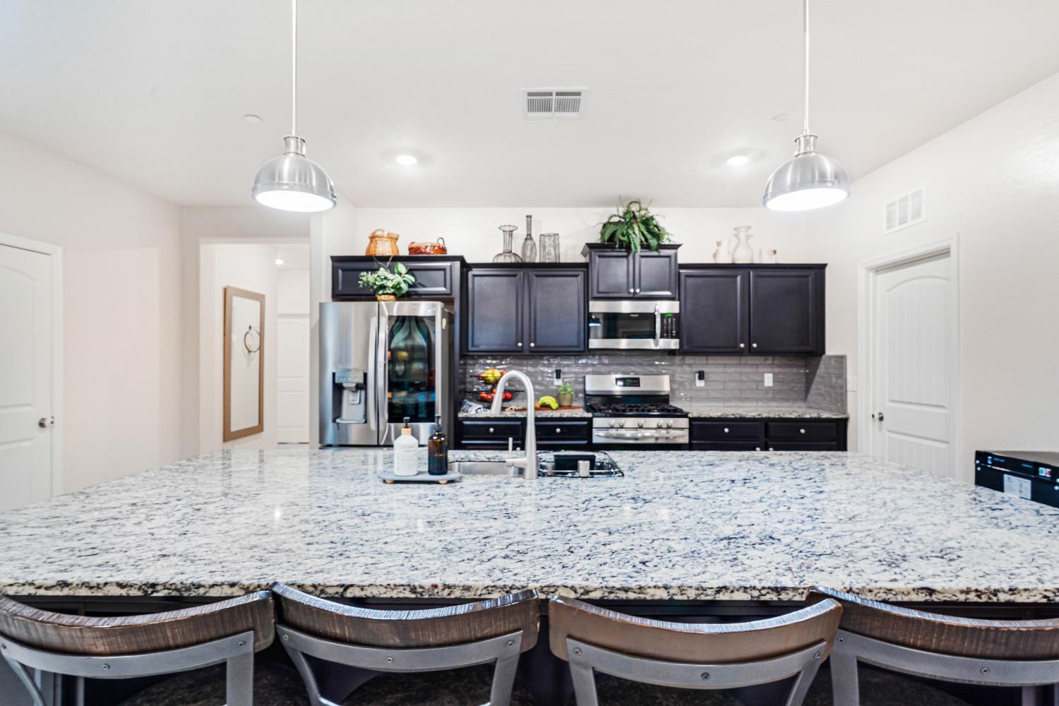 1553 N State St, Fresno, CA 93722