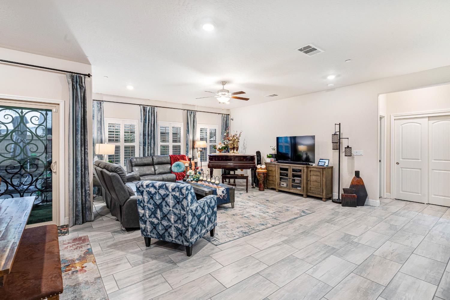 1553 N State St, Fresno, CA 93722