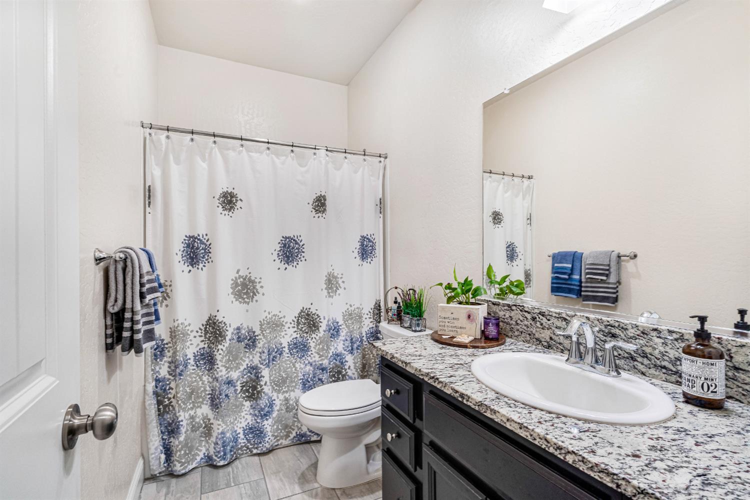 1553 N State St, Fresno, CA 93722