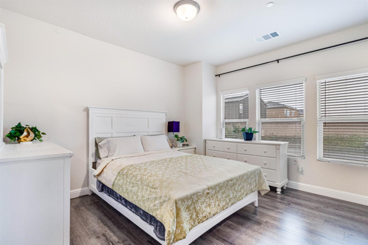 1553 N State St, Fresno, CA 93722