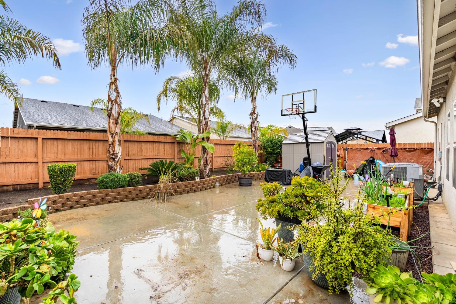 1553 N State St, Fresno, CA 93722