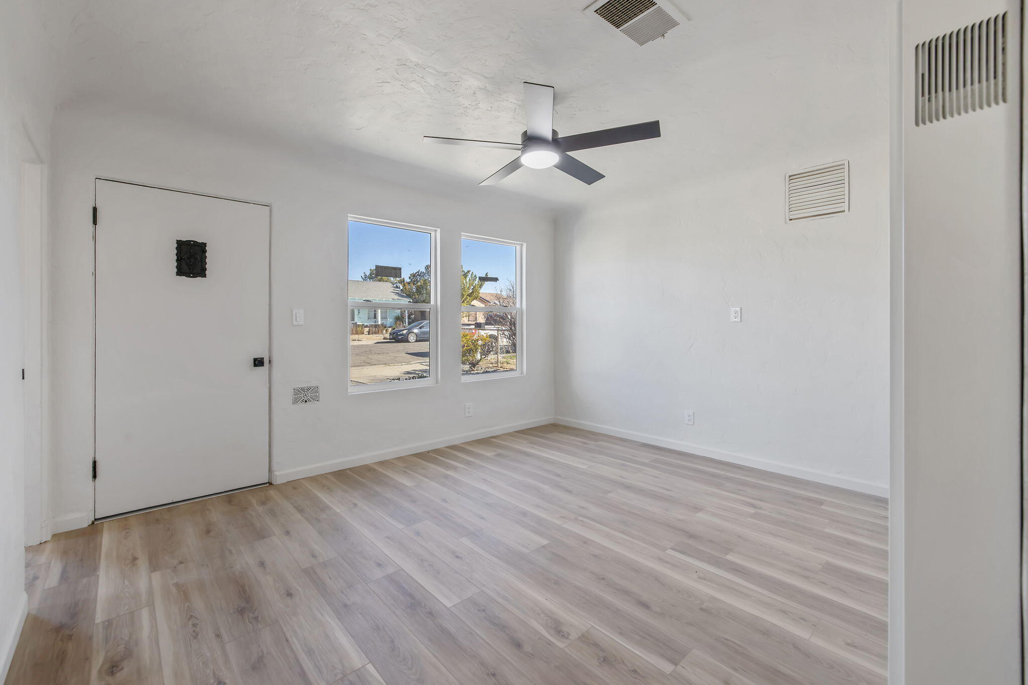 316 E Mariposa St, Avenal, CA 93204