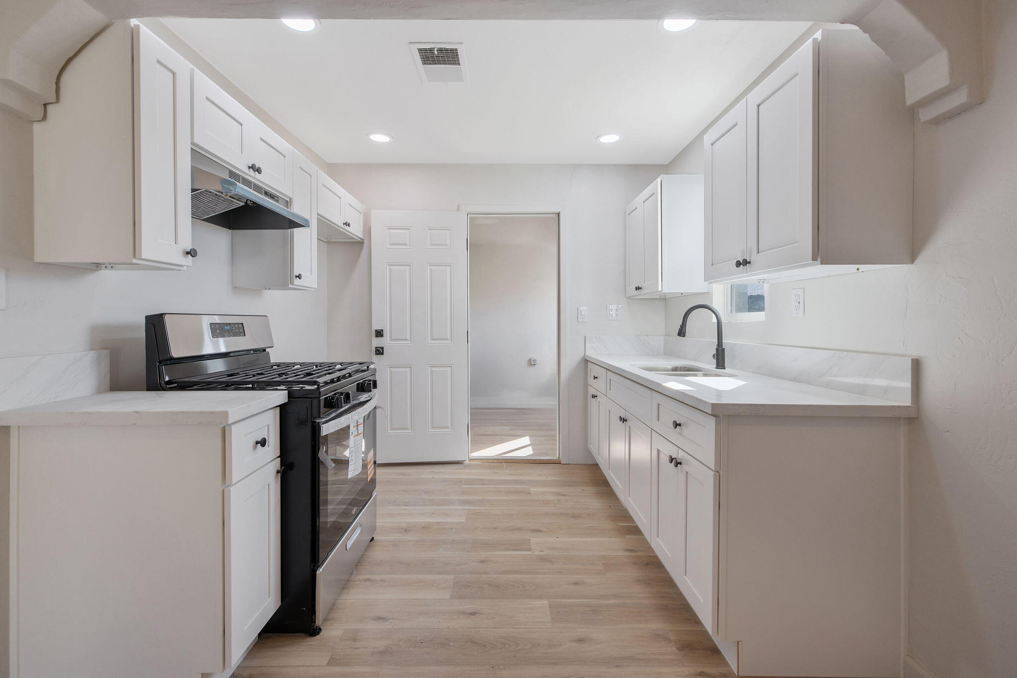 316 E Mariposa St, Avenal, CA 93204