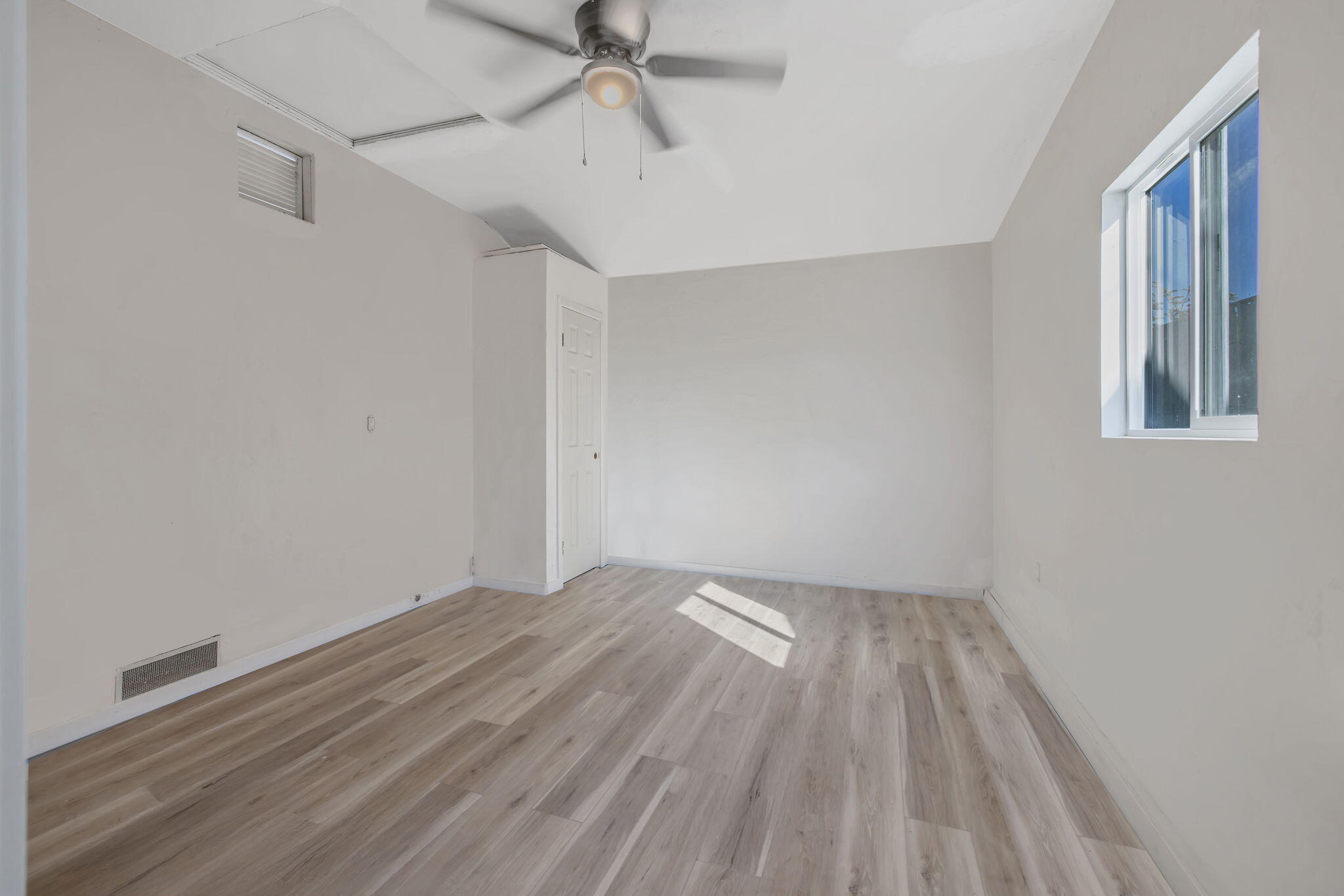 316 E Mariposa St, Avenal, CA 93204