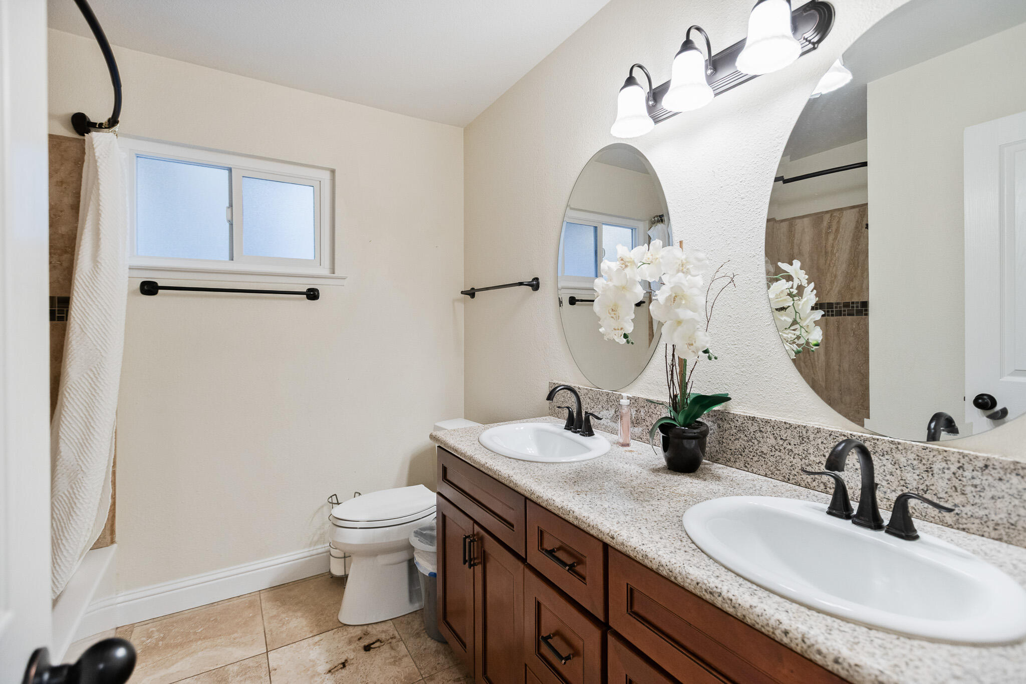 745 N Fulgham Ct, Visalia, CA 93291