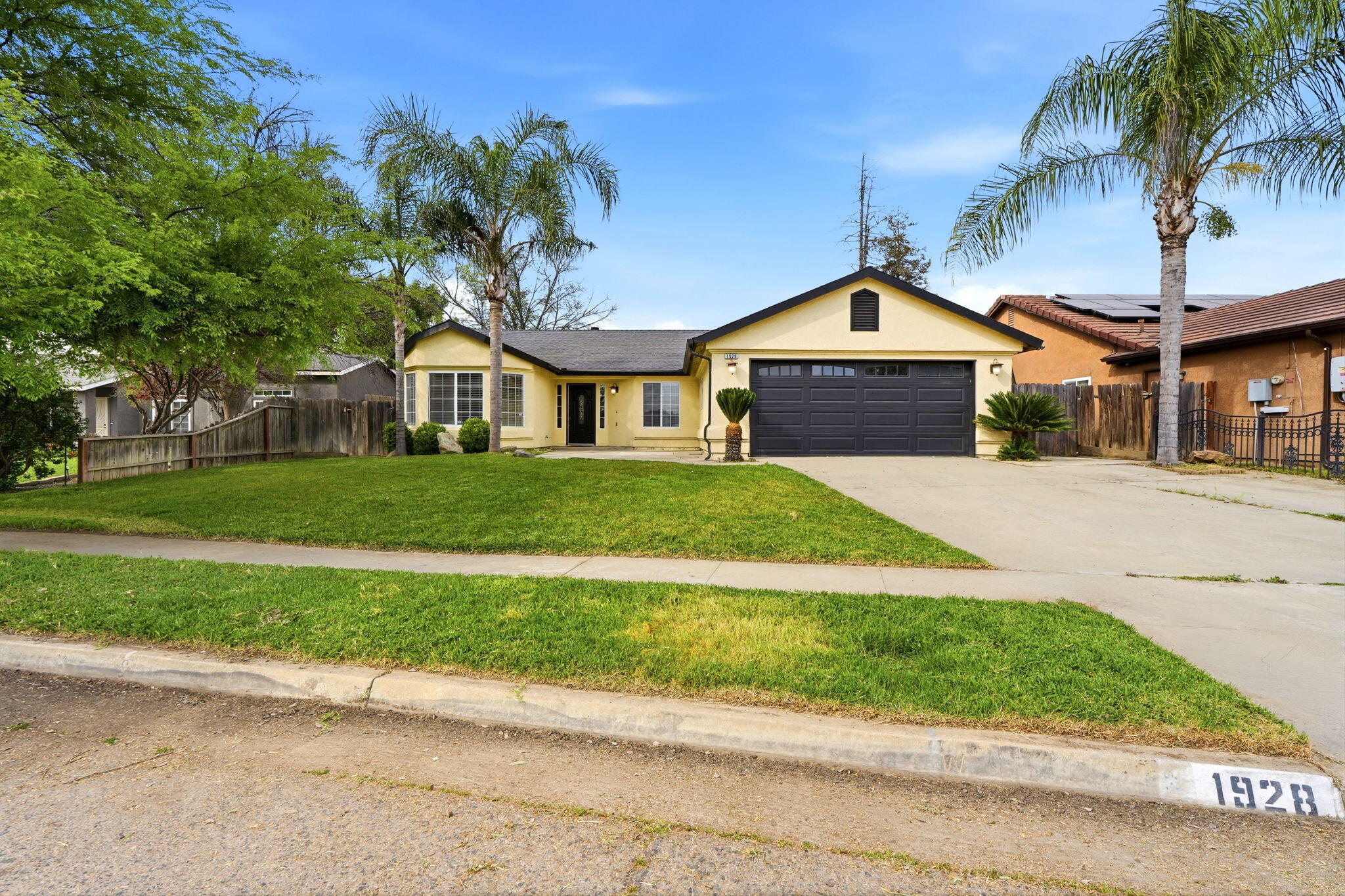 1928 W W Merritt Ave, Tulare, CA 93274
