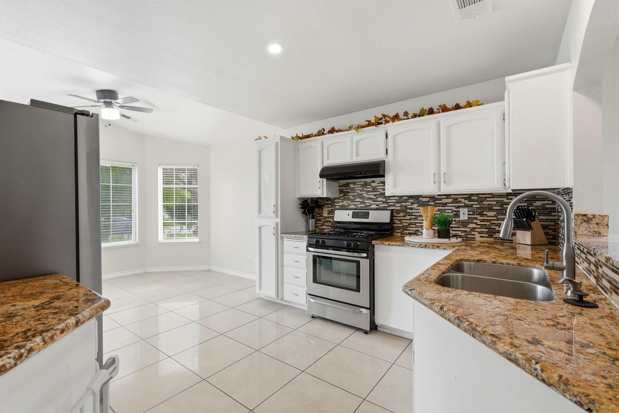 1928 W W Merritt Ave, Tulare, CA 93274