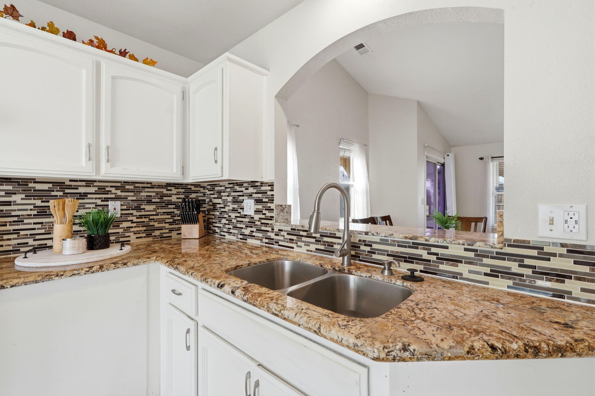 1928 W W Merritt Ave, Tulare, CA 93274