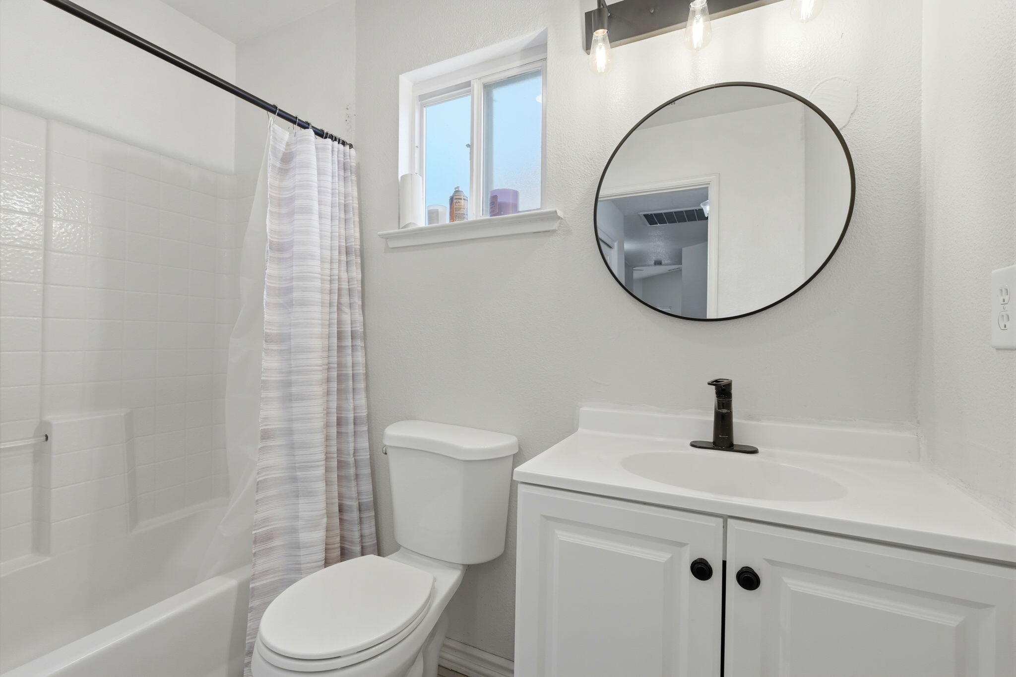 1928 W W Merritt Ave, Tulare, CA 93274