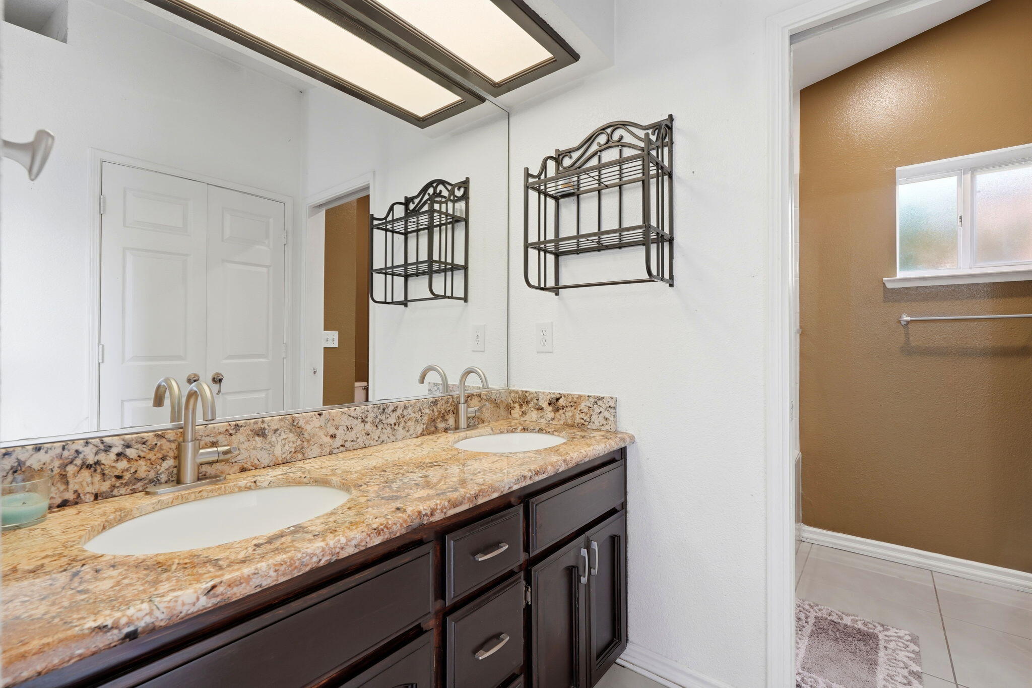 1928 W W Merritt Ave, Tulare, CA 93274