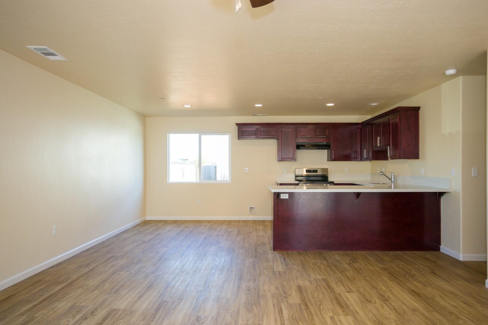 142 E Vandalia Ave, Porterville, CA 93257