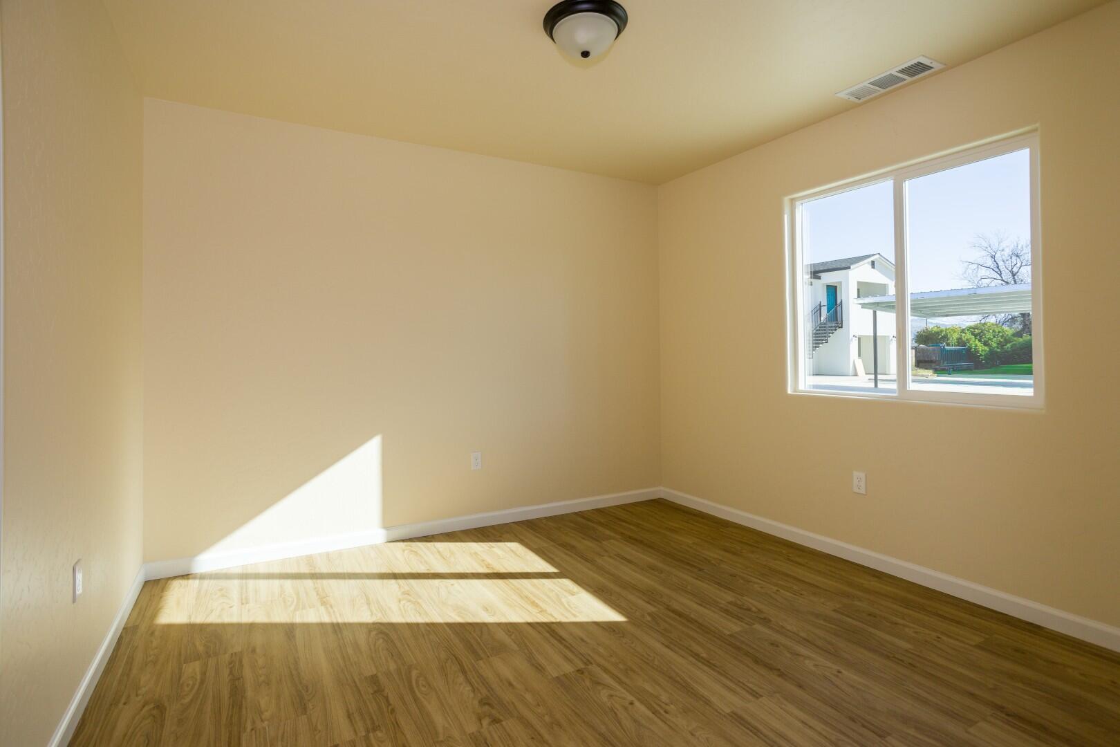 142 E Vandalia Ave, Porterville, CA 93257