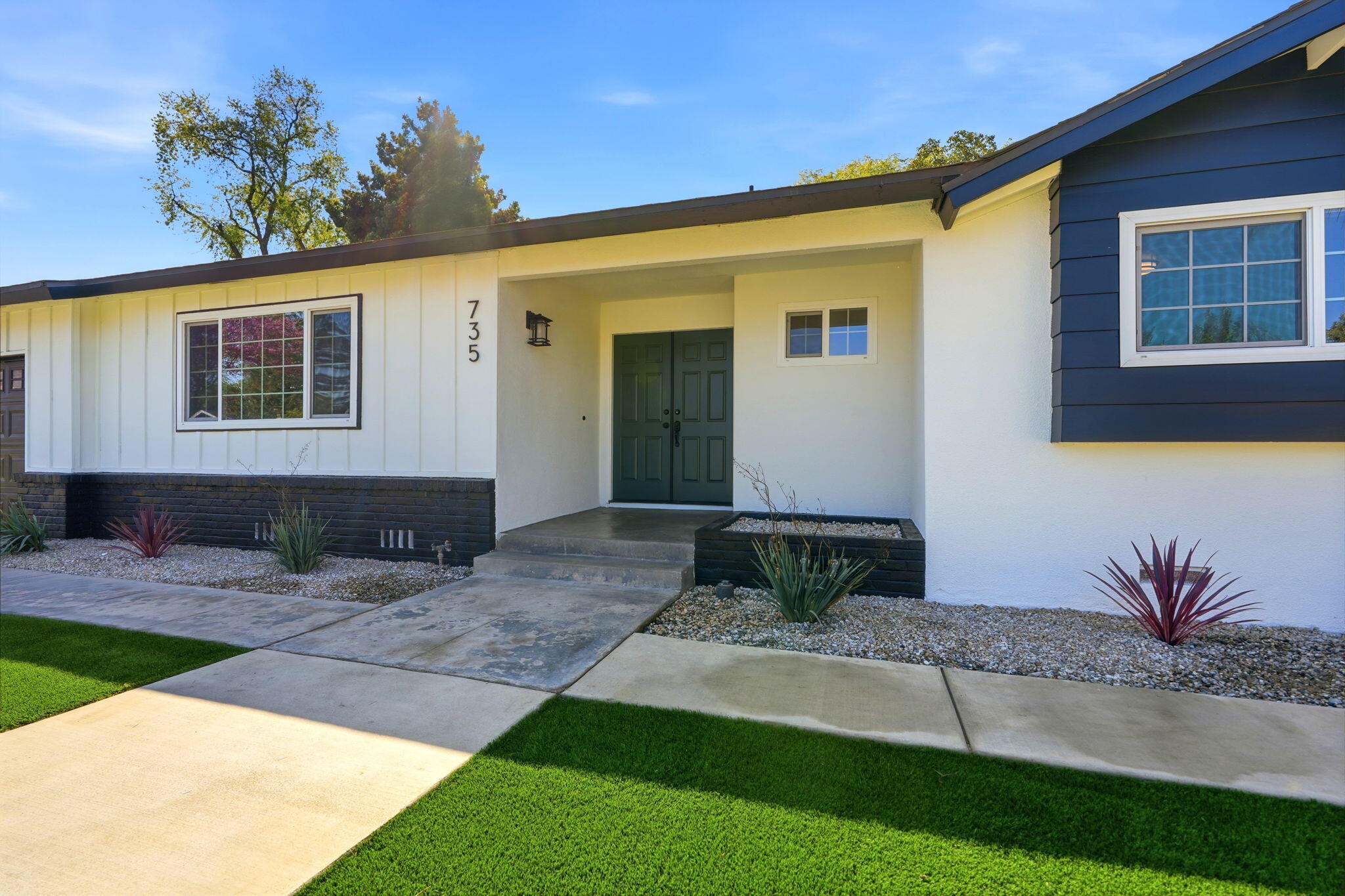 735 W Cambridge Ave, Visalia, CA 93277