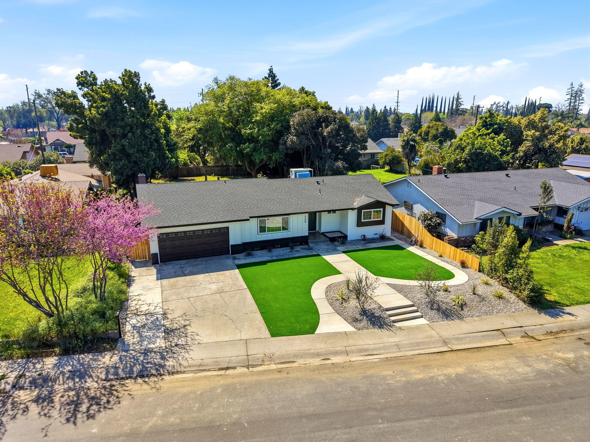 735 W Cambridge Ave, Visalia, CA 93277