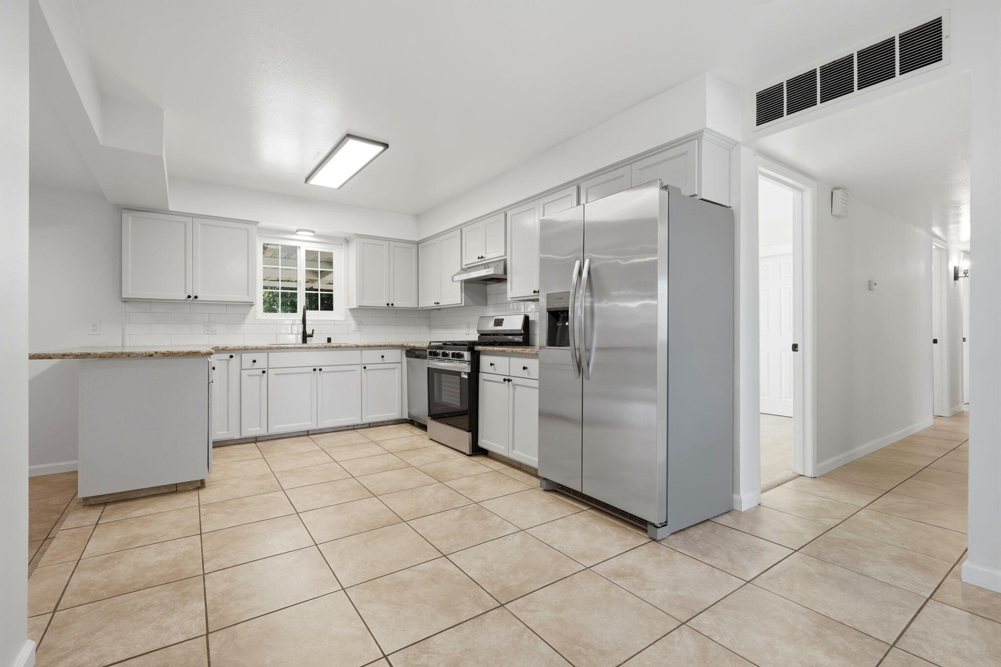 735 W Cambridge Ave, Visalia, CA 93277