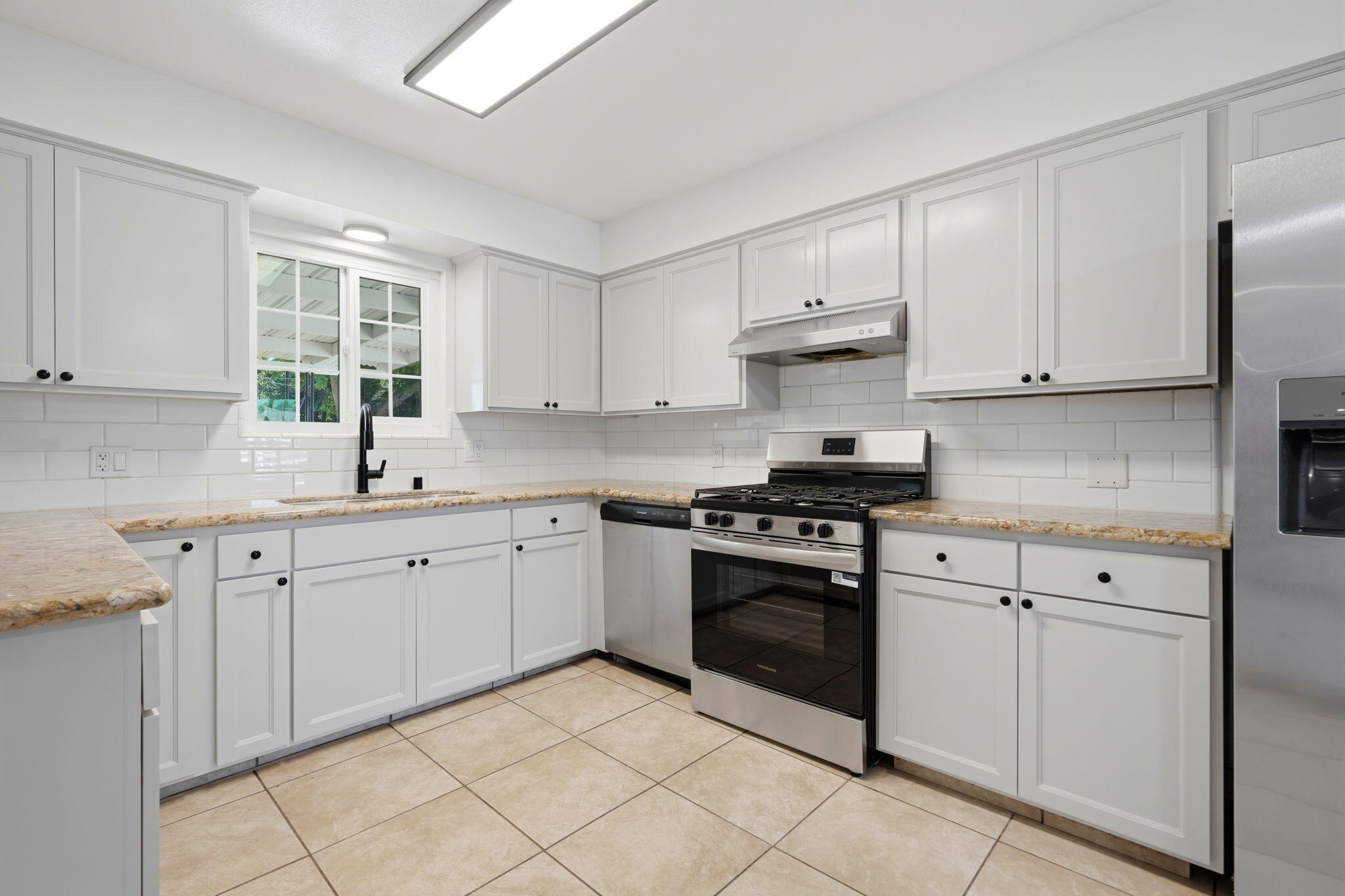 735 W Cambridge Ave, Visalia, CA 93277