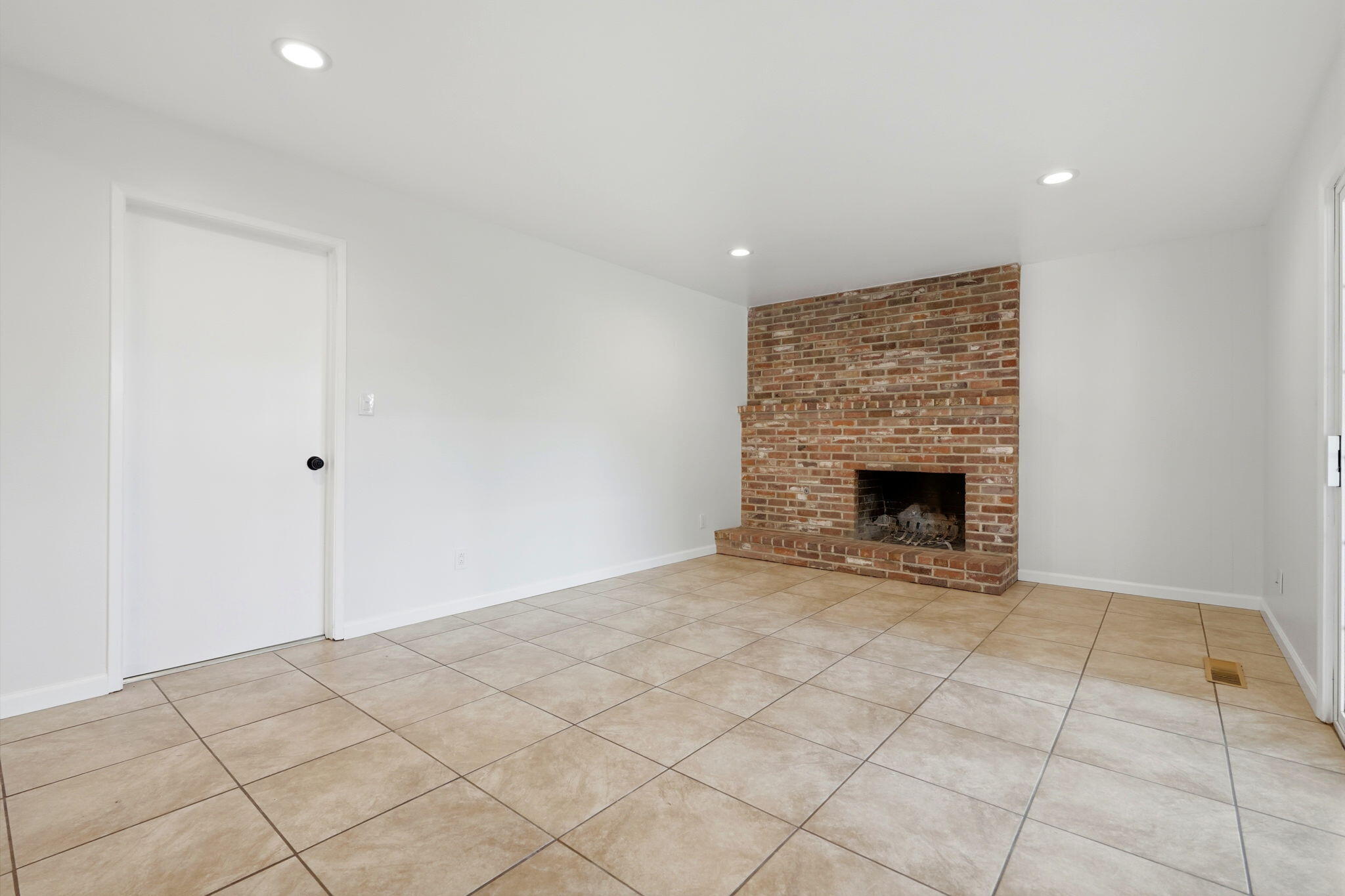 735 W Cambridge Ave, Visalia, CA 93277