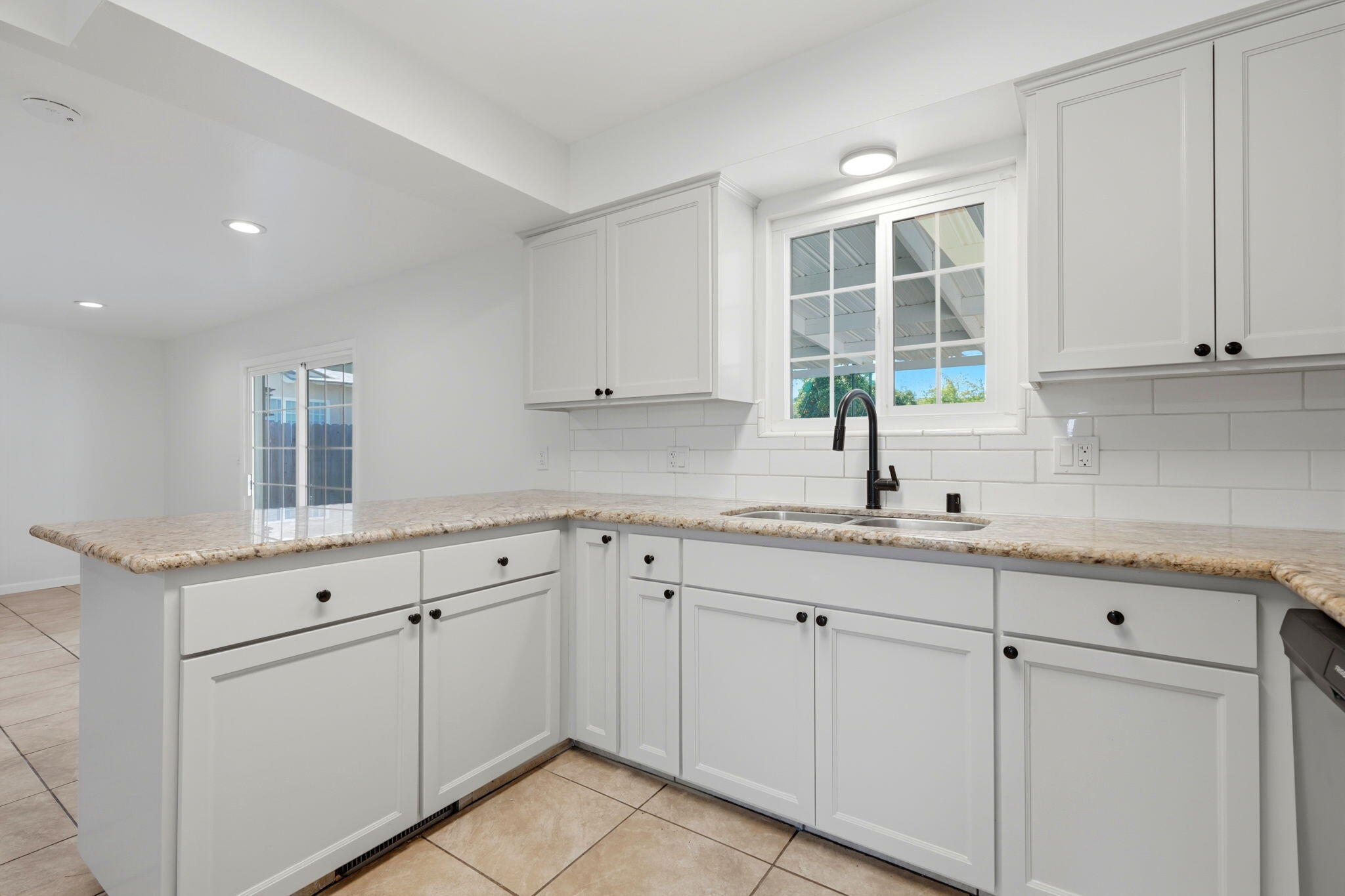 735 W Cambridge Ave, Visalia, CA 93277