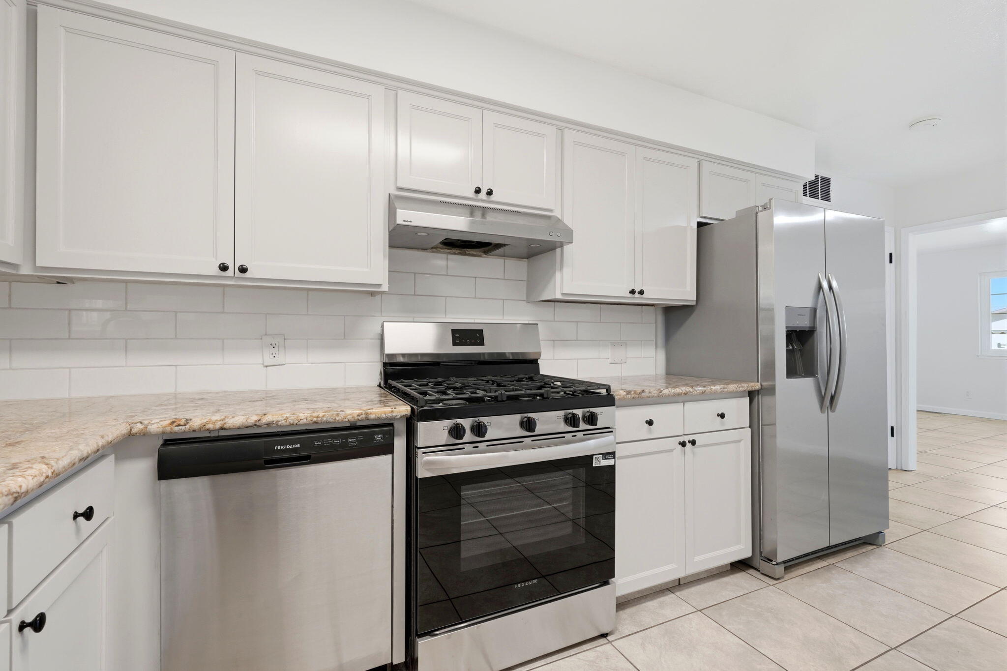 735 W Cambridge Ave, Visalia, CA 93277