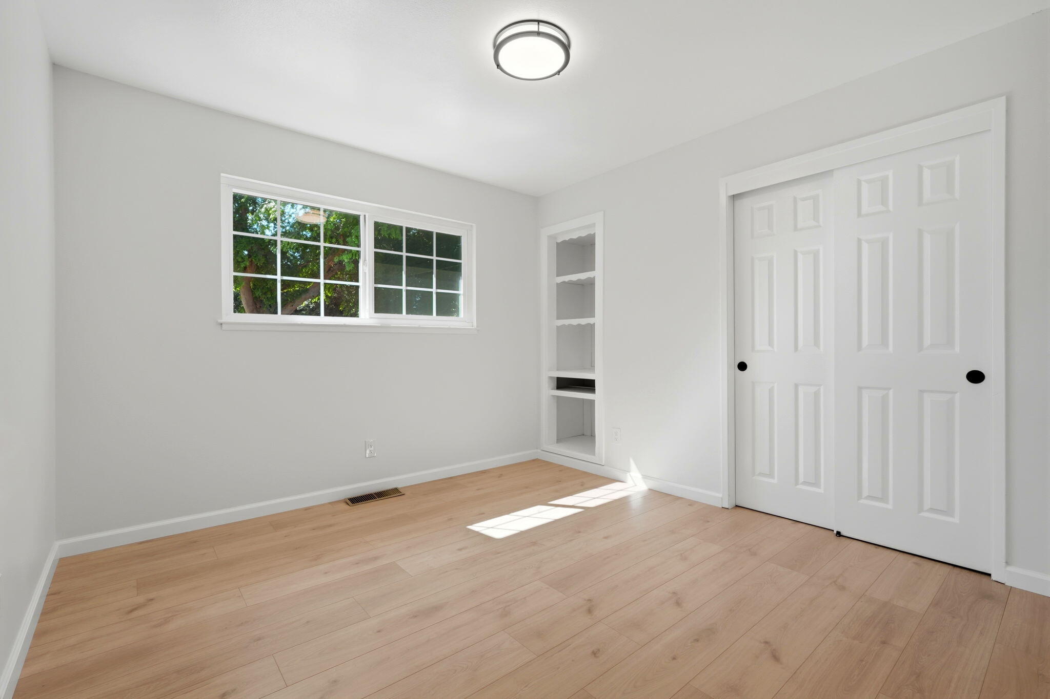 735 W Cambridge Ave, Visalia, CA 93277