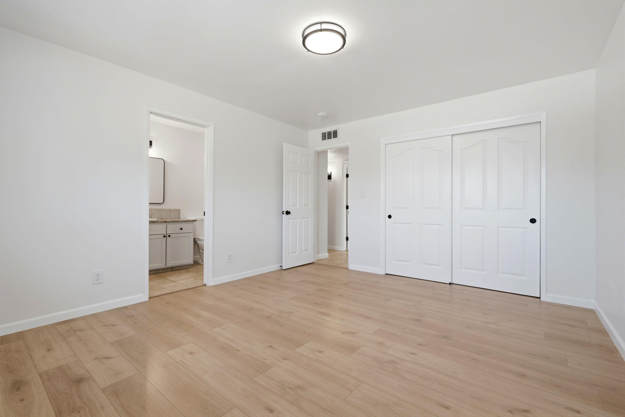 735 W Cambridge Ave, Visalia, CA 93277