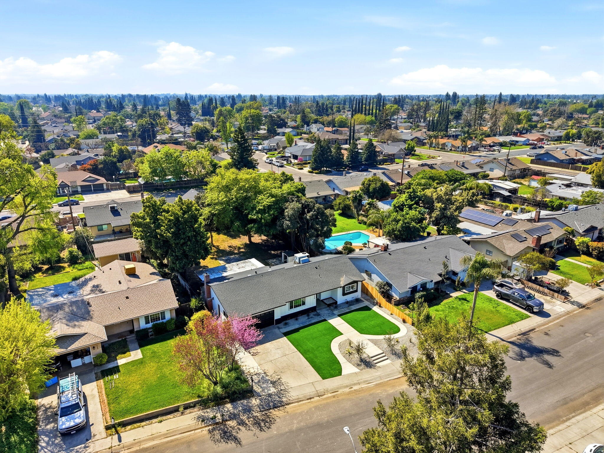 735 W Cambridge Ave, Visalia, CA 93277