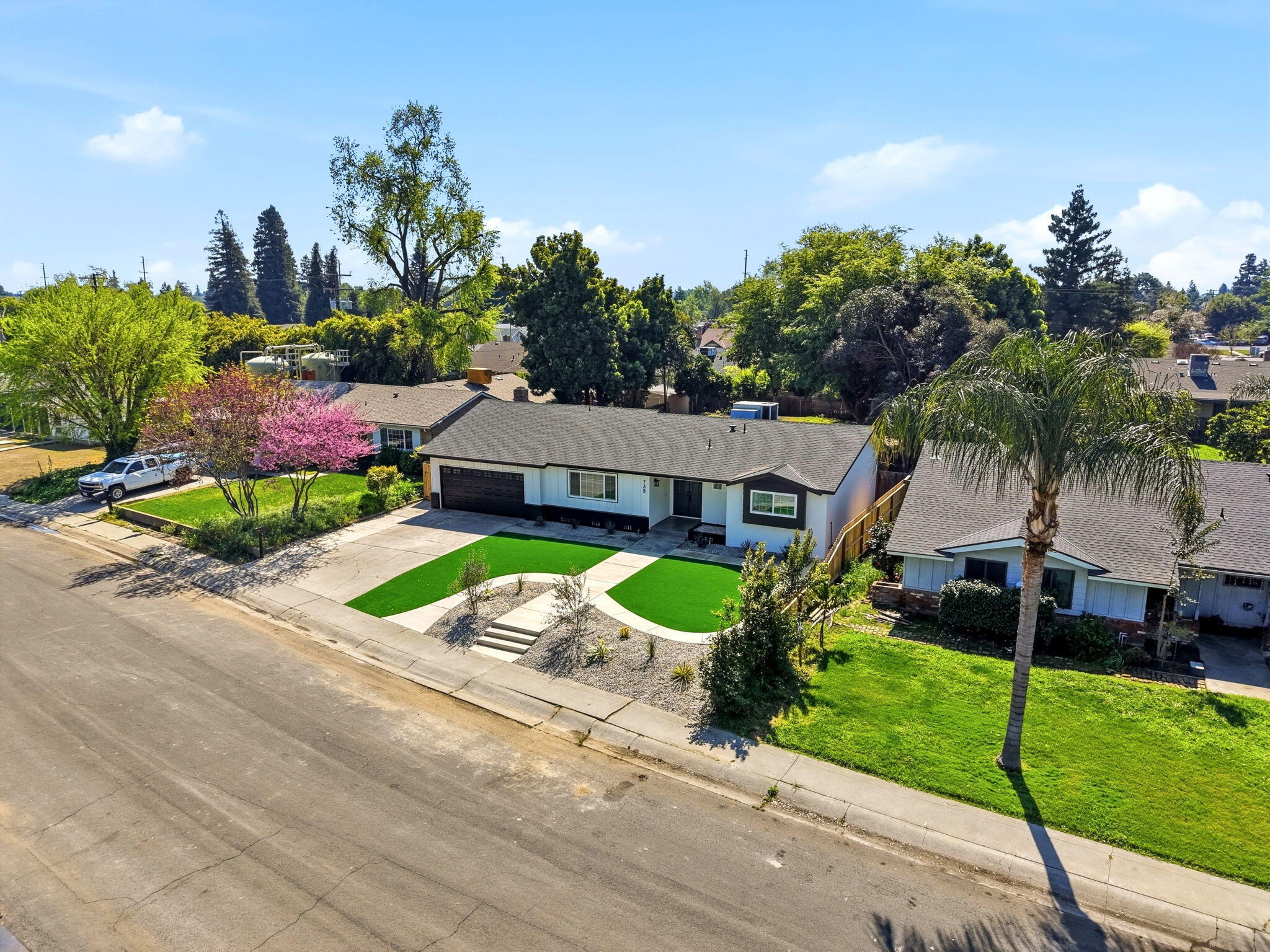 735 W Cambridge Ave, Visalia, CA 93277