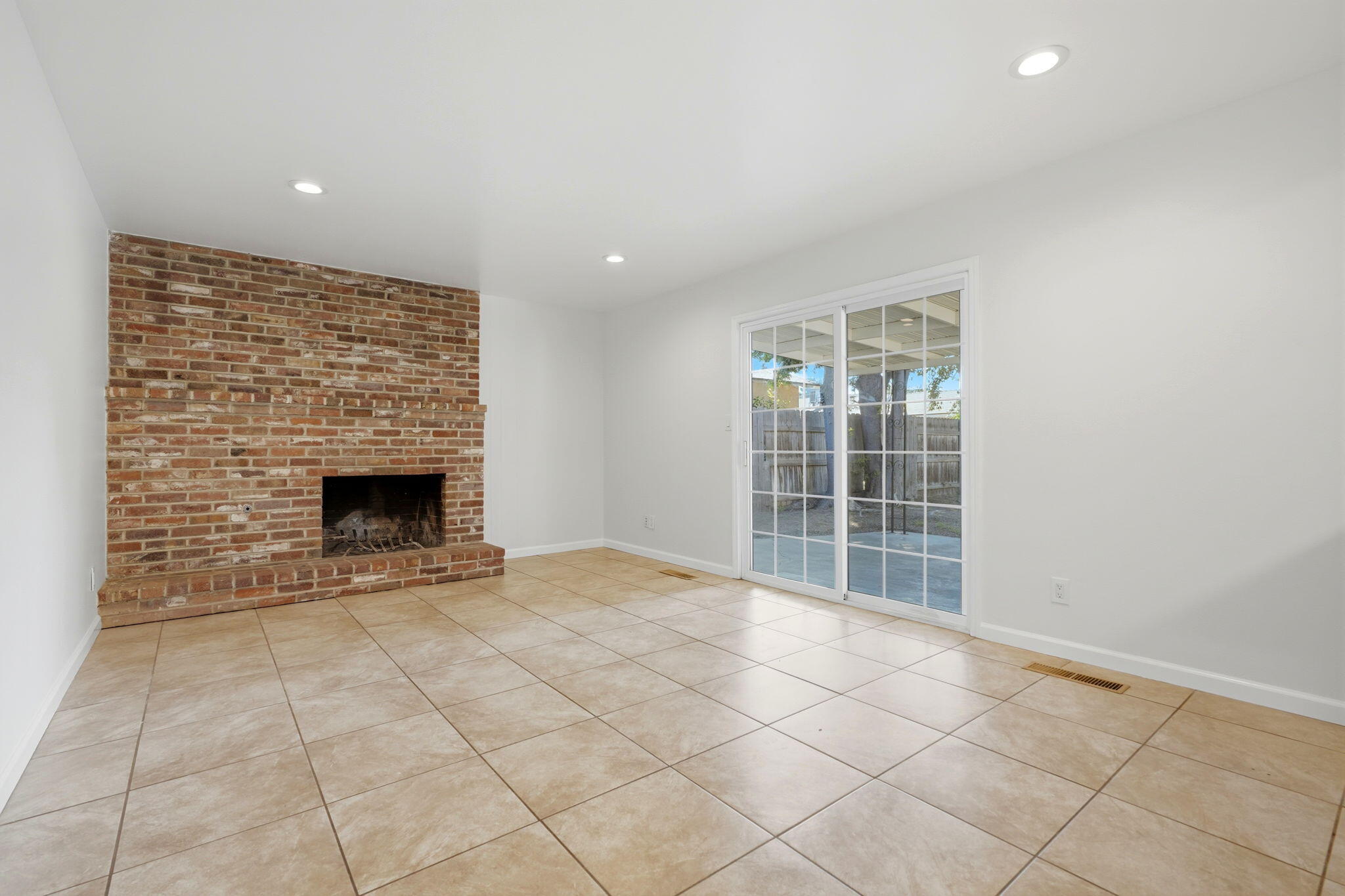 735 W Cambridge Ave, Visalia, CA 93277