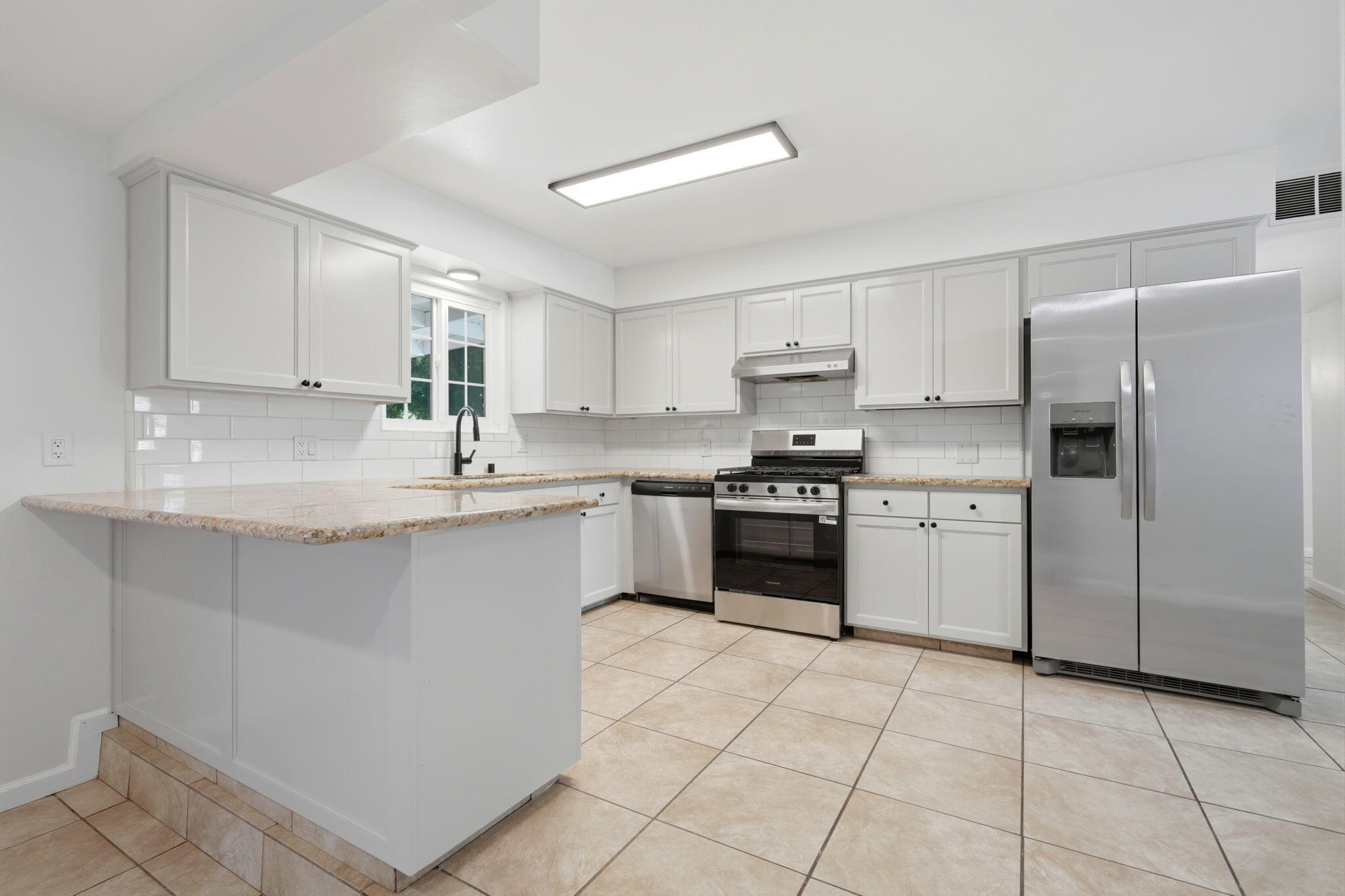 735 W Cambridge Ave, Visalia, CA 93277