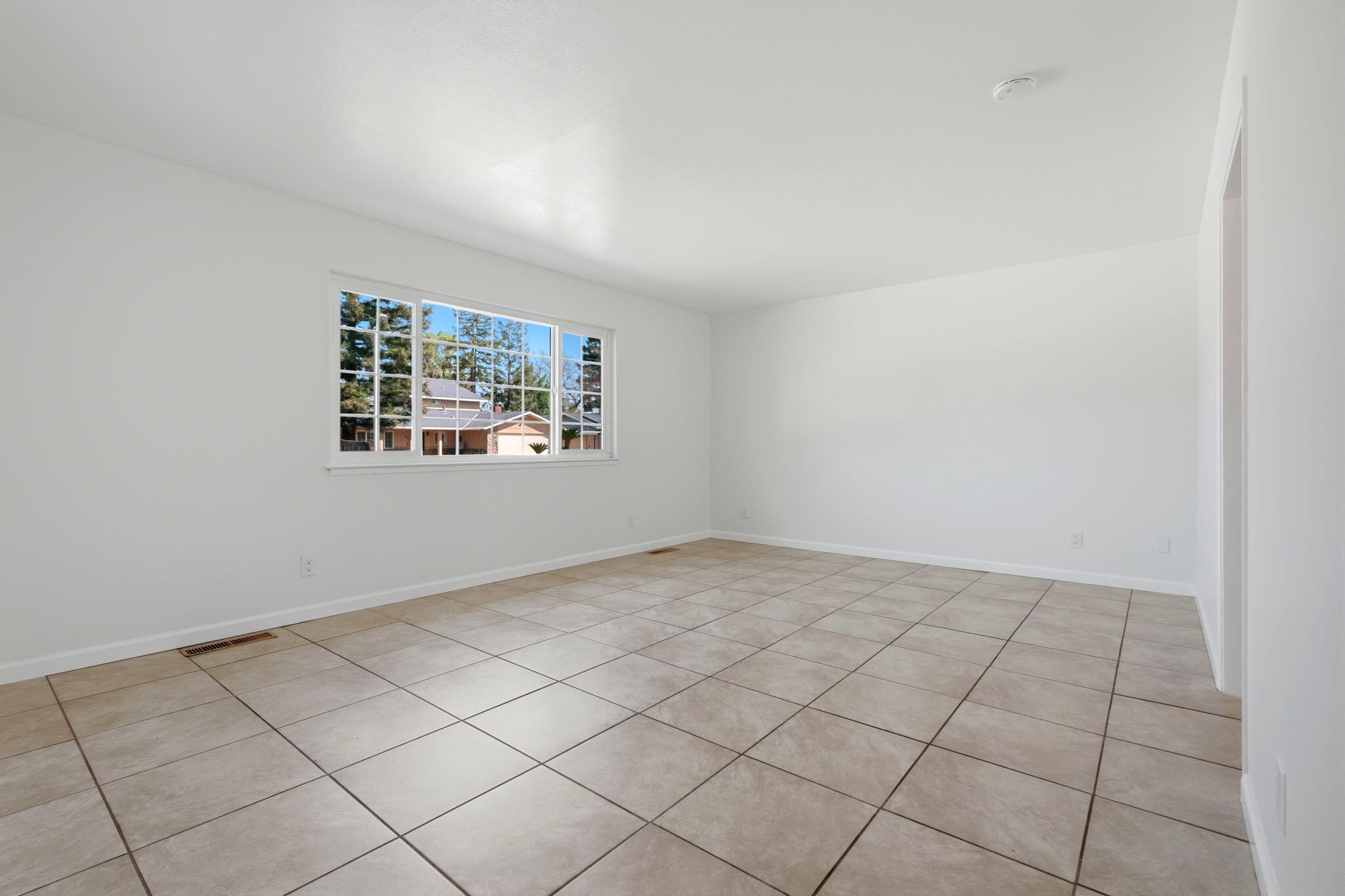 735 W Cambridge Ave, Visalia, CA 93277