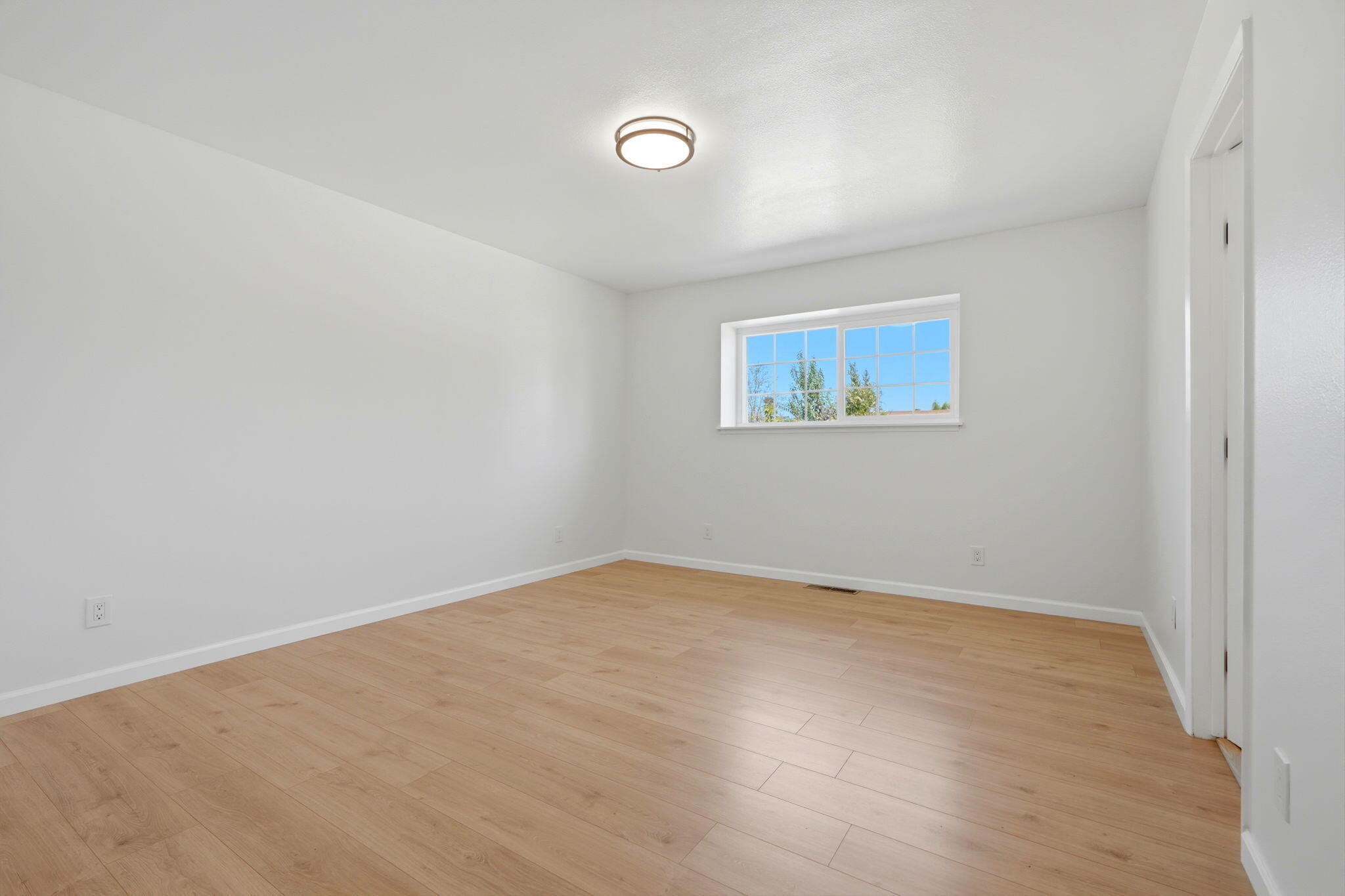 735 W Cambridge Ave, Visalia, CA 93277