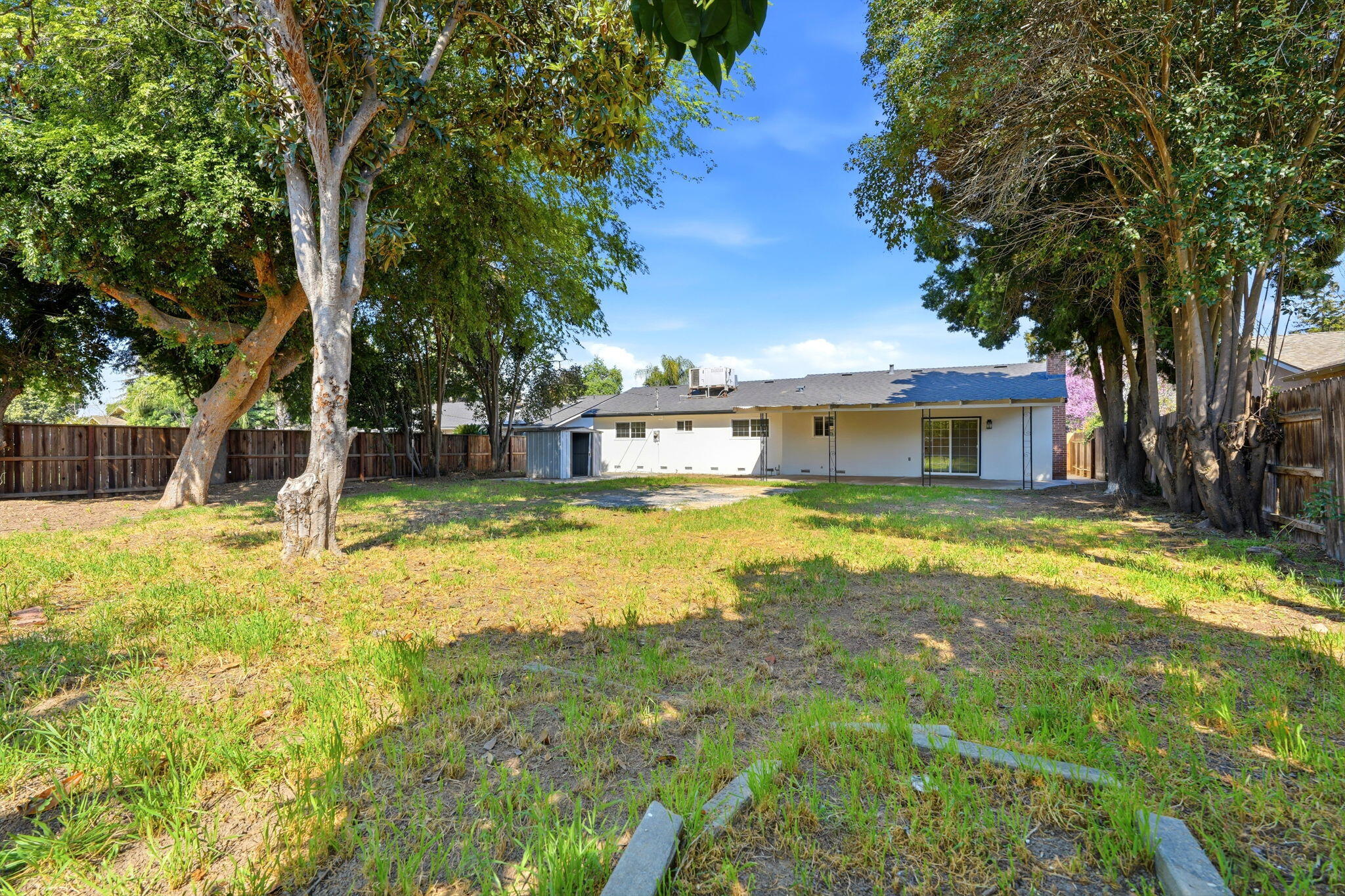 735 W Cambridge Ave, Visalia, CA 93277