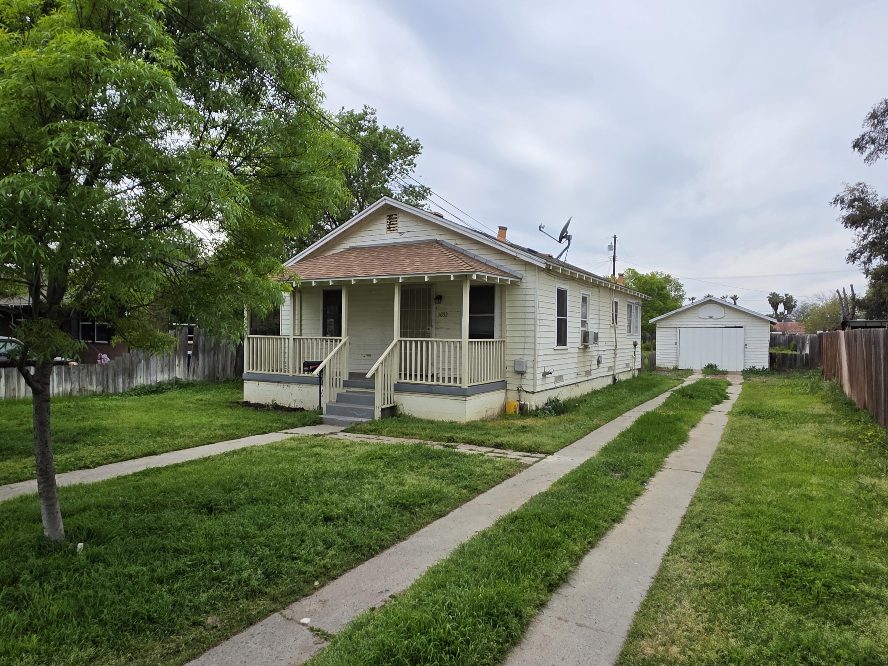 1032 N Brown St, Hanford, CA 93230