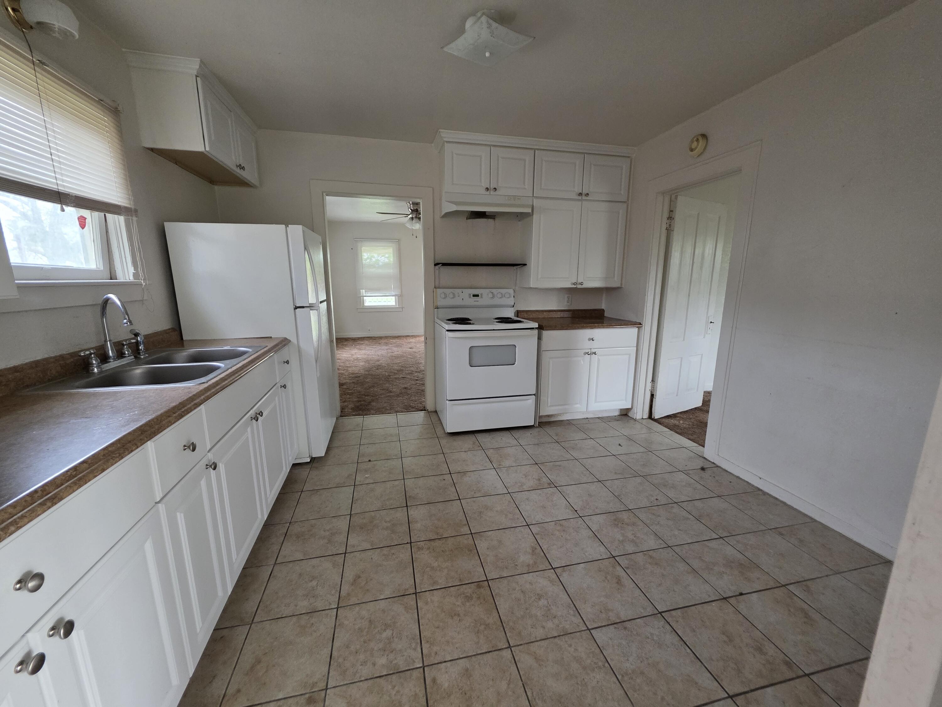 1032 N Brown St, Hanford, CA 93230