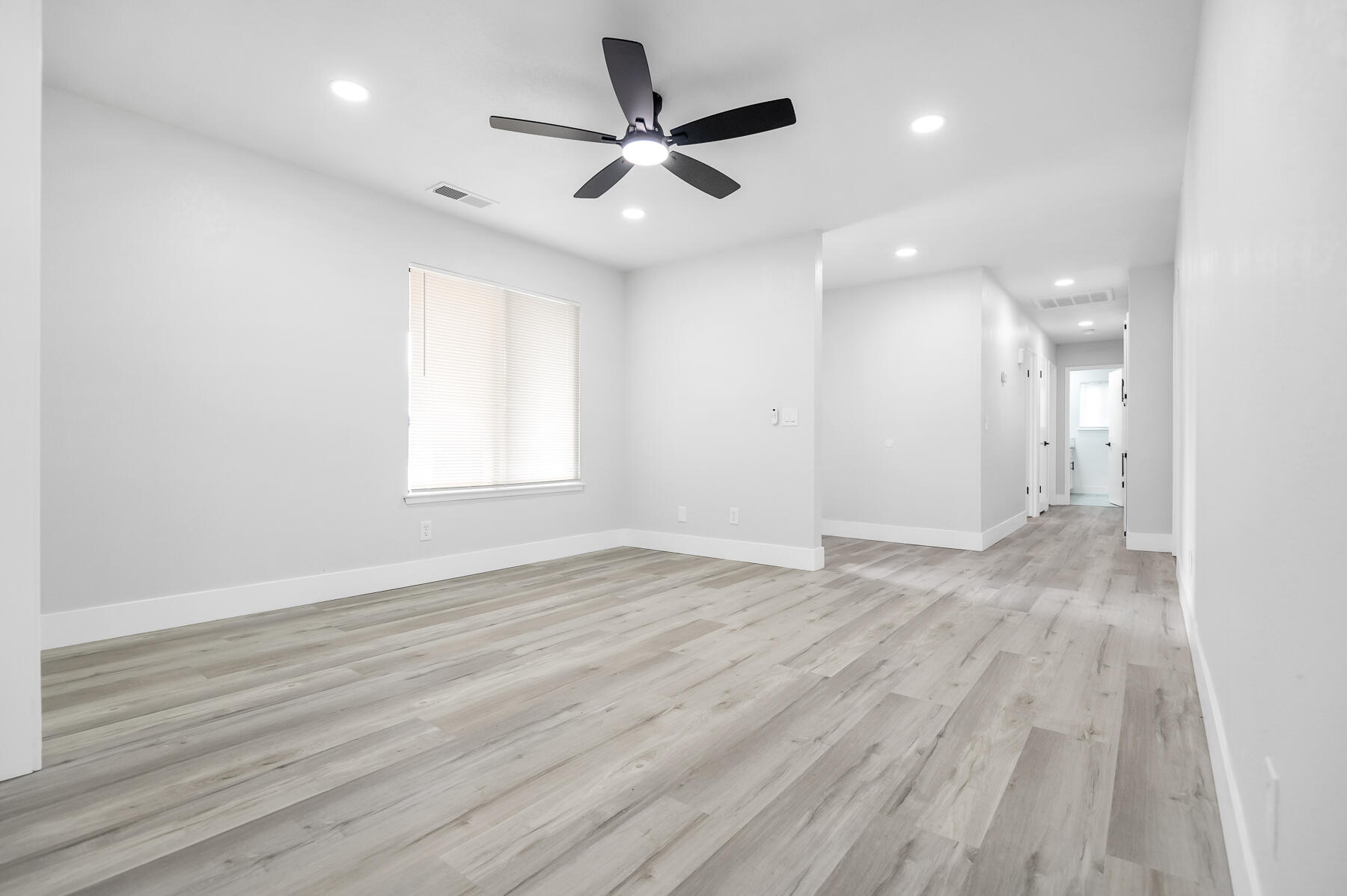 1828 S Hillcrest Dr, Visalia, CA 93292