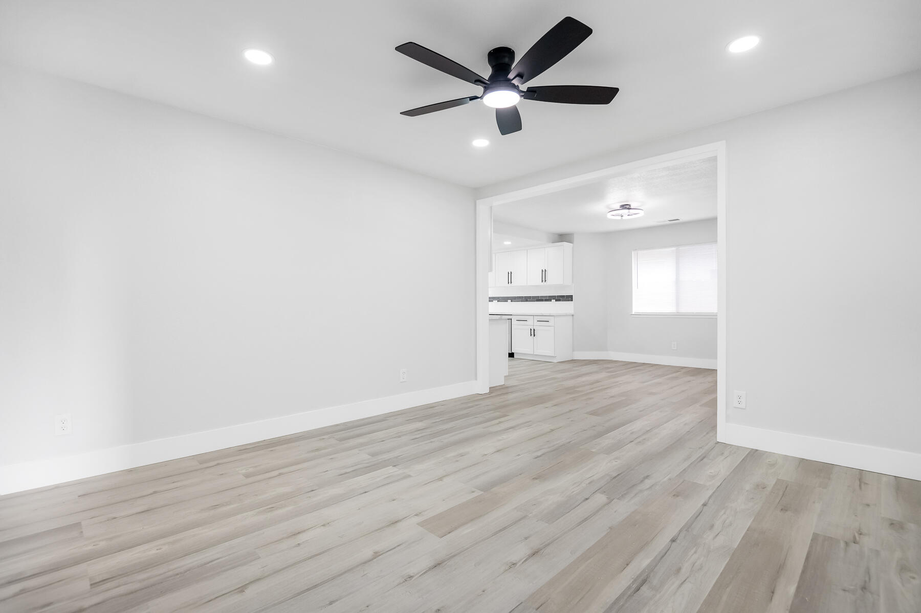 1828 S Hillcrest Dr, Visalia, CA 93292