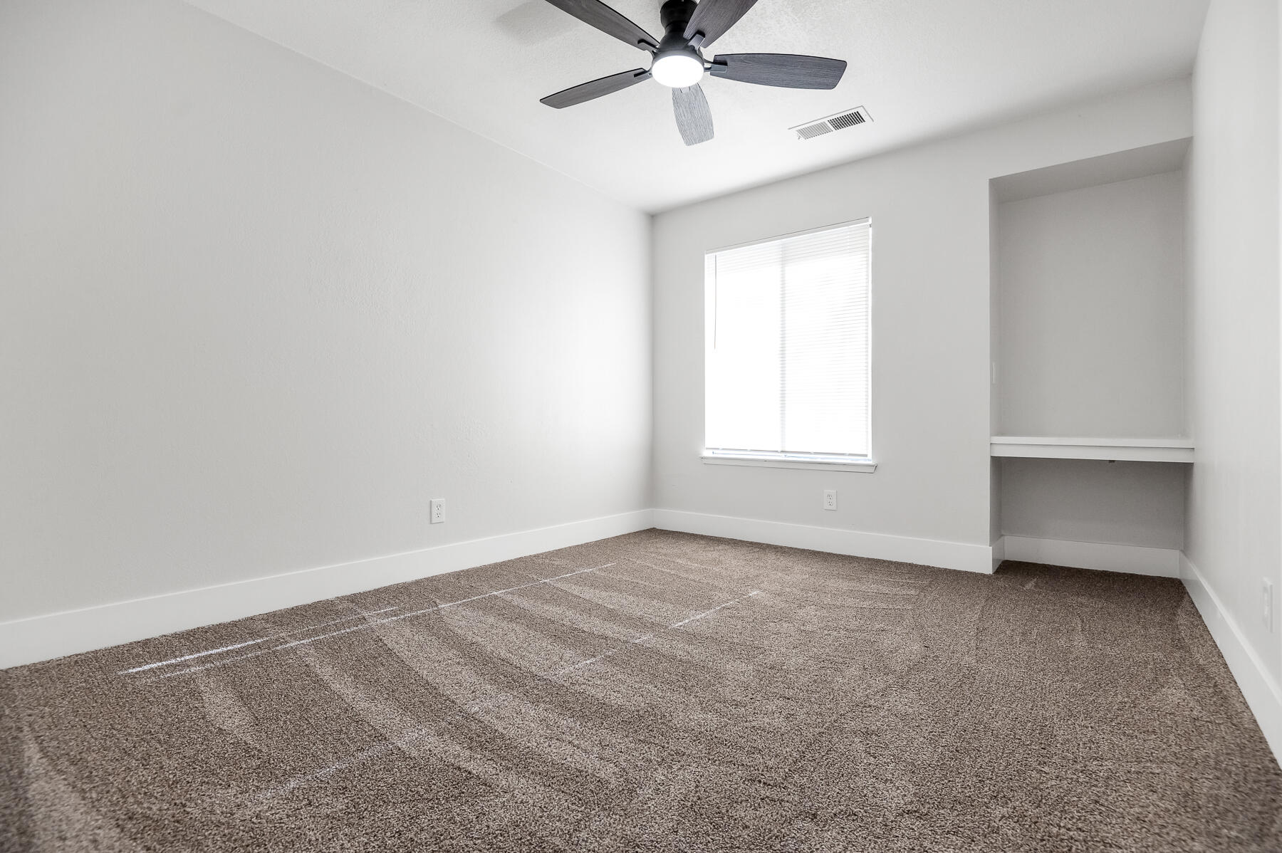 1828 S Hillcrest Dr, Visalia, CA 93292