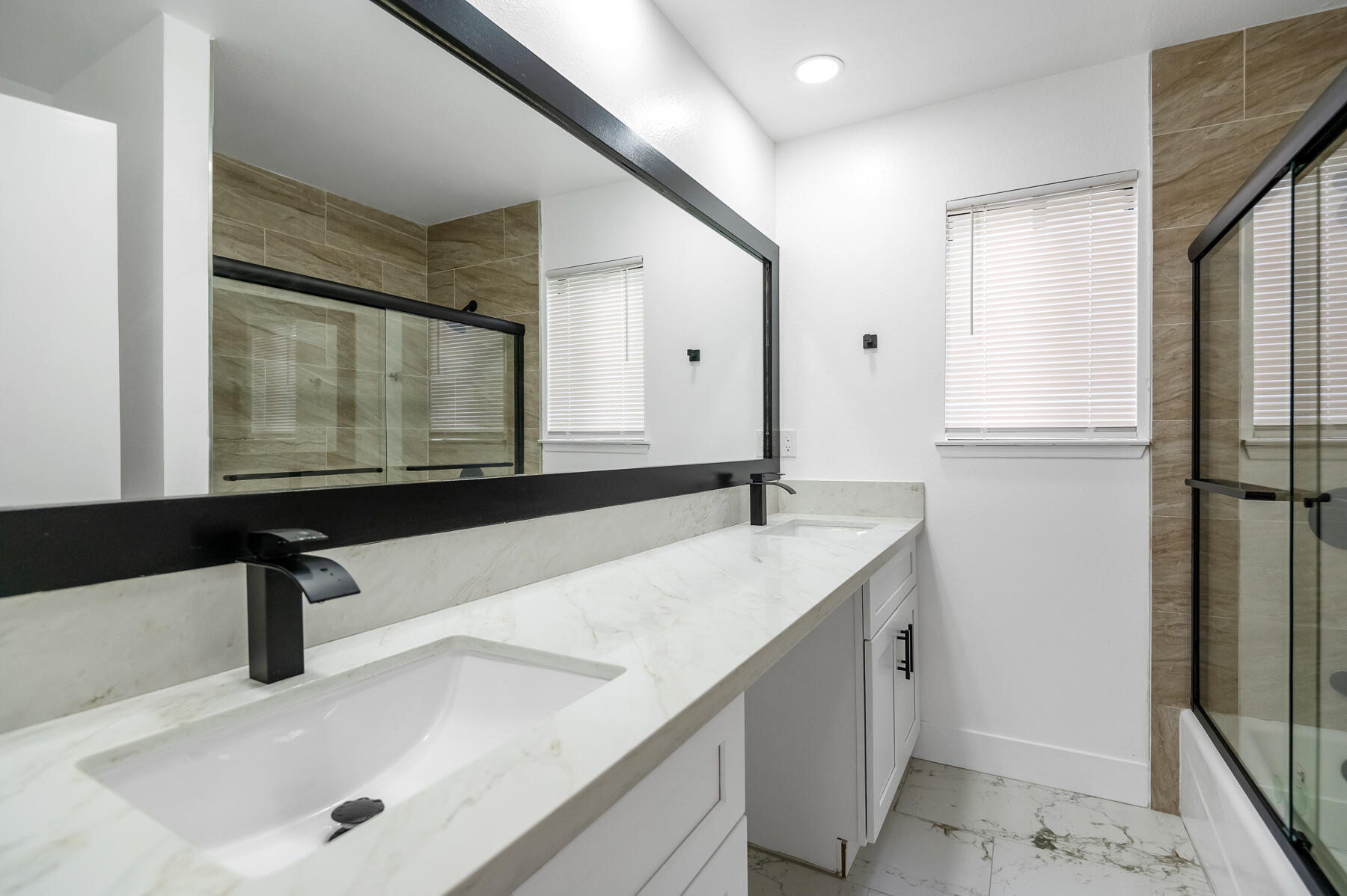 1828 S Hillcrest Dr, Visalia, CA 93292