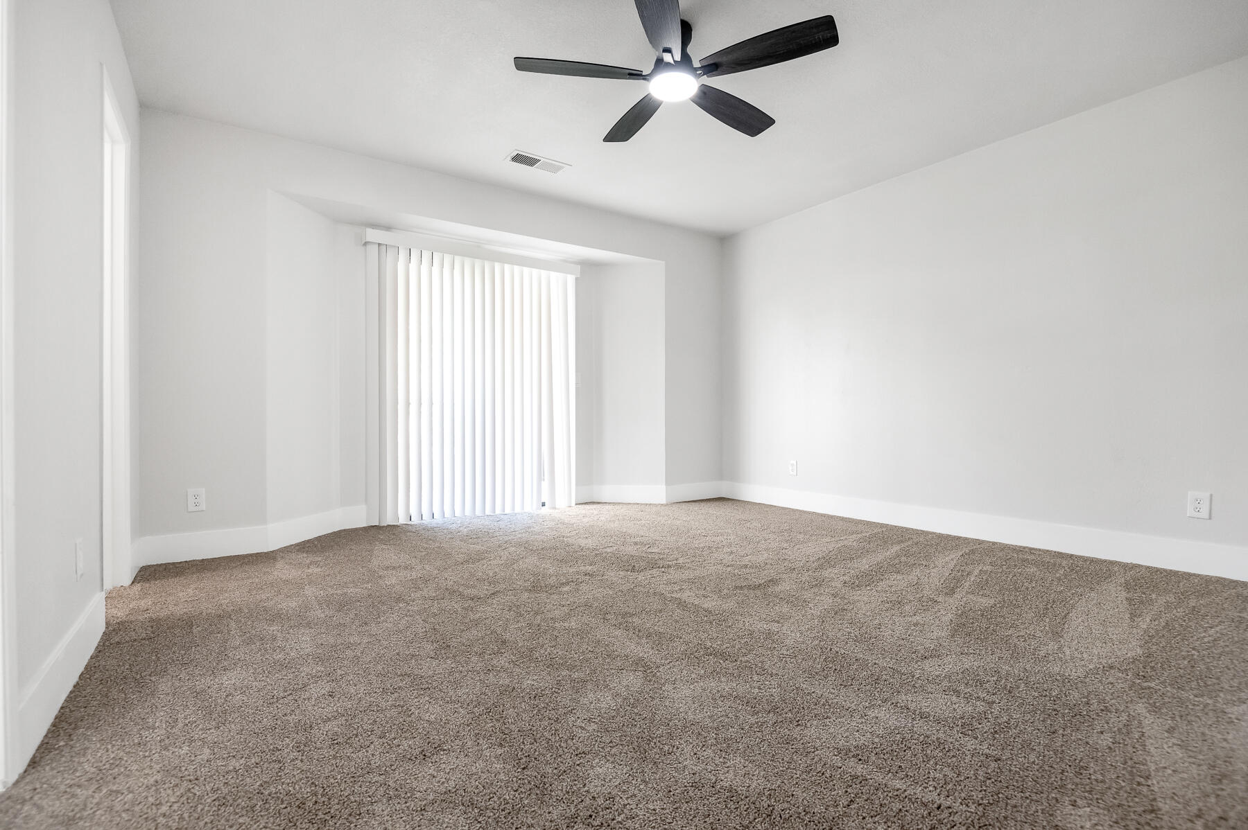 1828 S Hillcrest Dr, Visalia, CA 93292