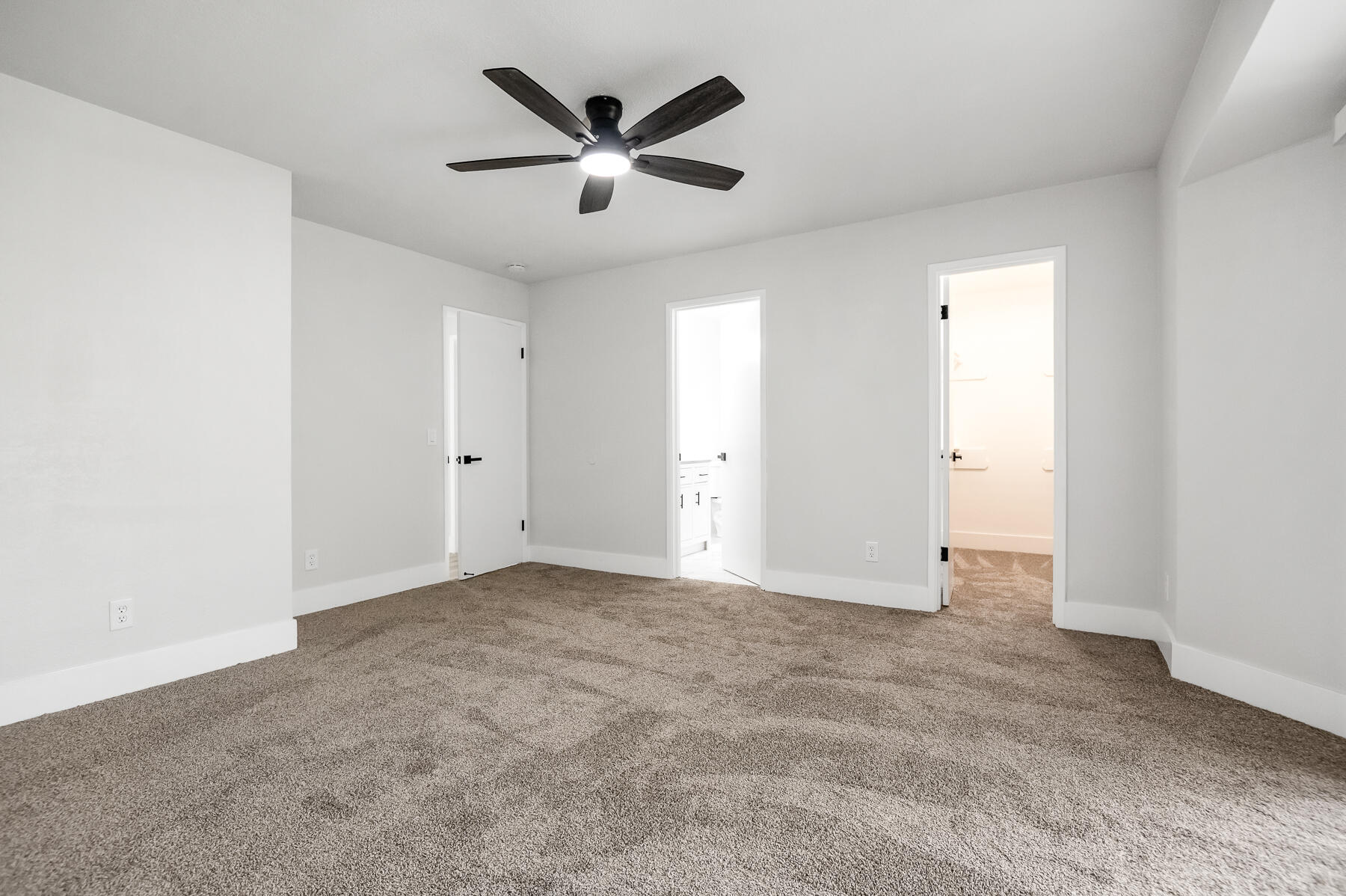 1828 S Hillcrest Dr, Visalia, CA 93292